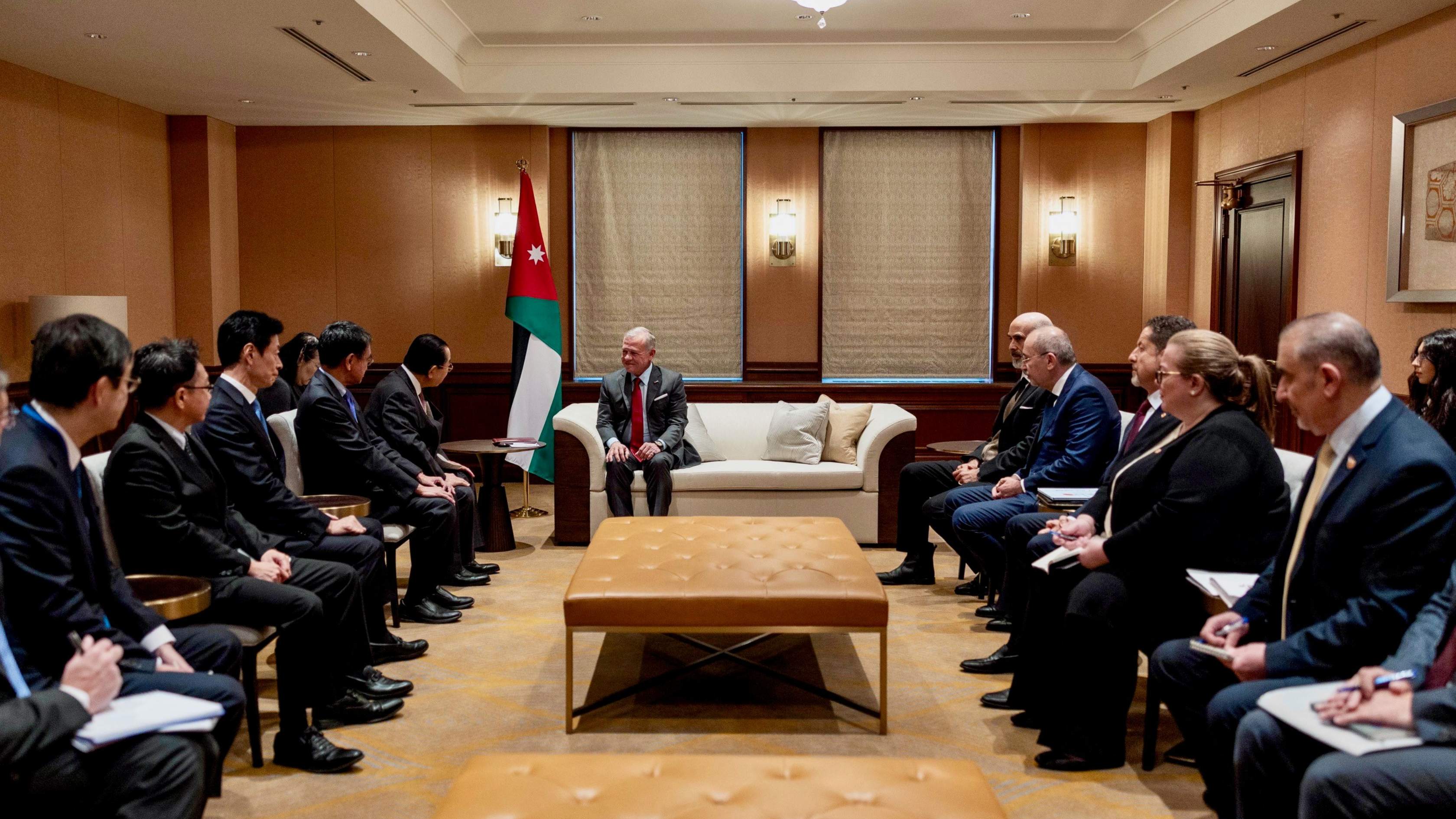 الملك يعقد لقاءات مع قادة في البرلمان الياباني في طوكيو