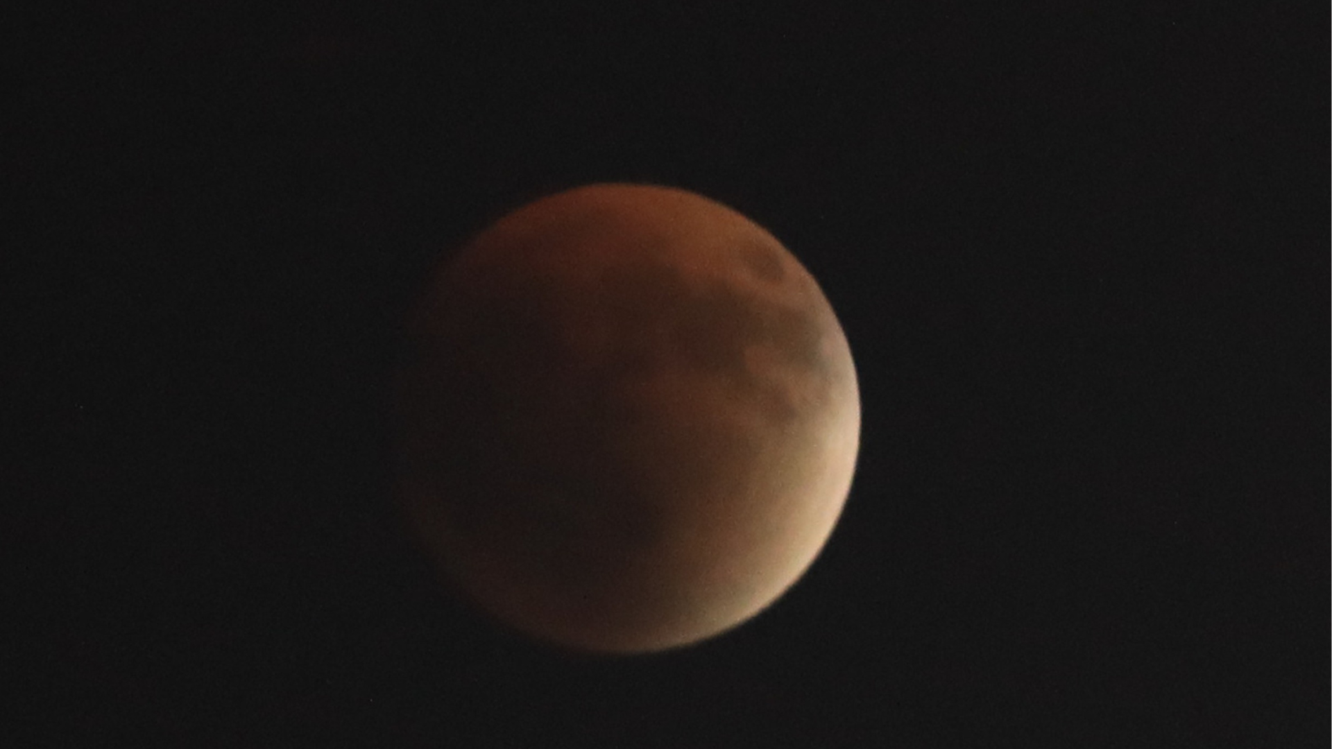 Thousands of Jordanians Witness Total Lunar Eclipse in Amman