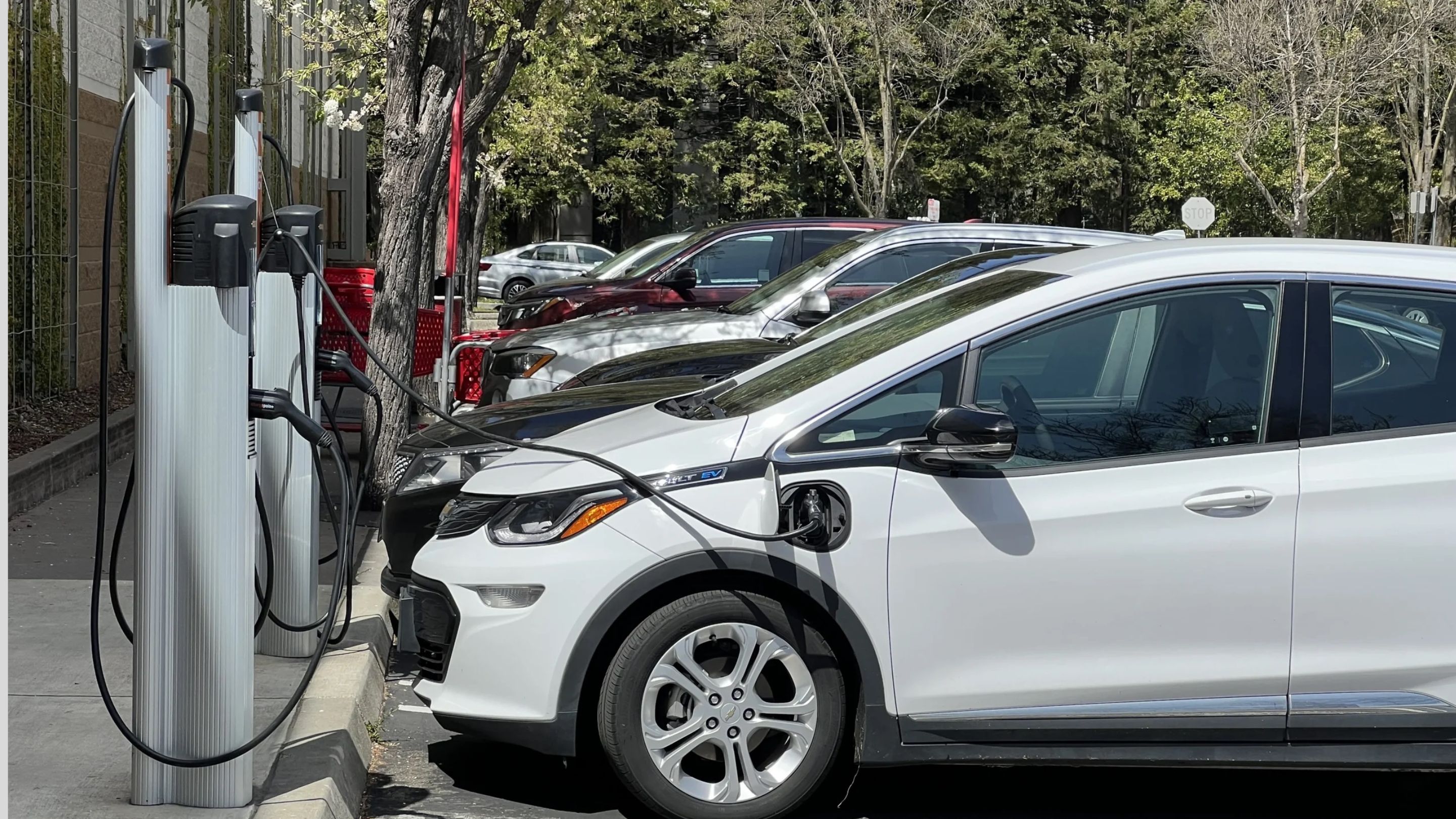 لا تغيير على الضرائب والرسوم على مركبات الهايبرد والكهرباء