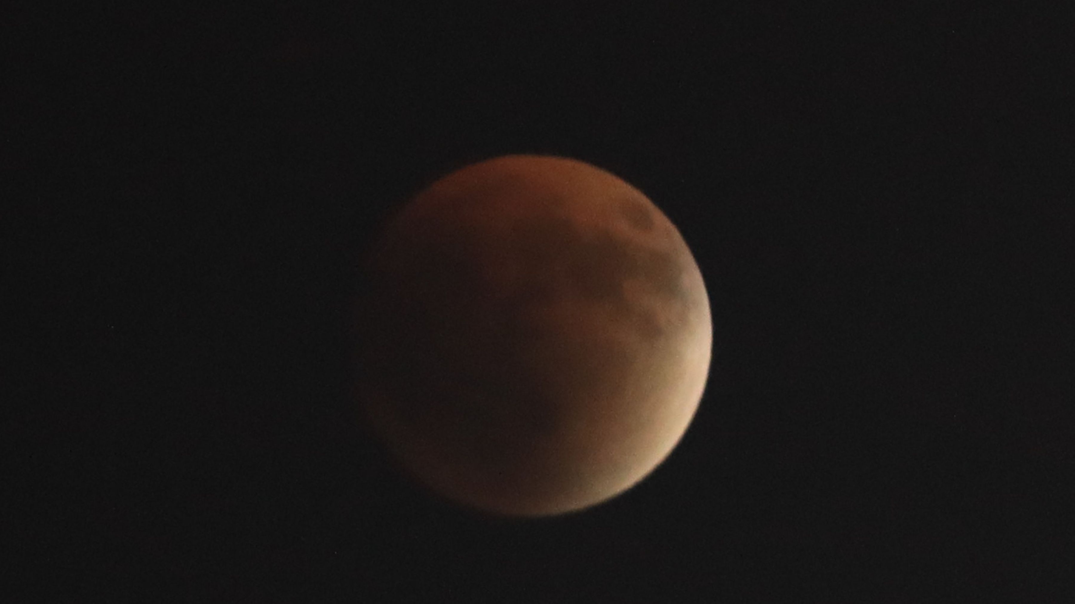 عدسة ‎بترا ترصد خسوف القمر الذي شهدته سماء الأردن مساء الأحد تصوير: أحمد العساف