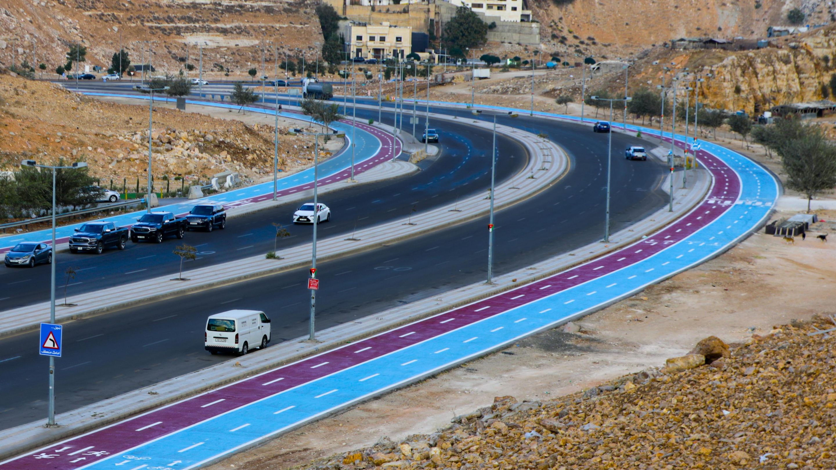 أمانة عمان تنفذ ممشى في شارع الستين بمنطقة زهران