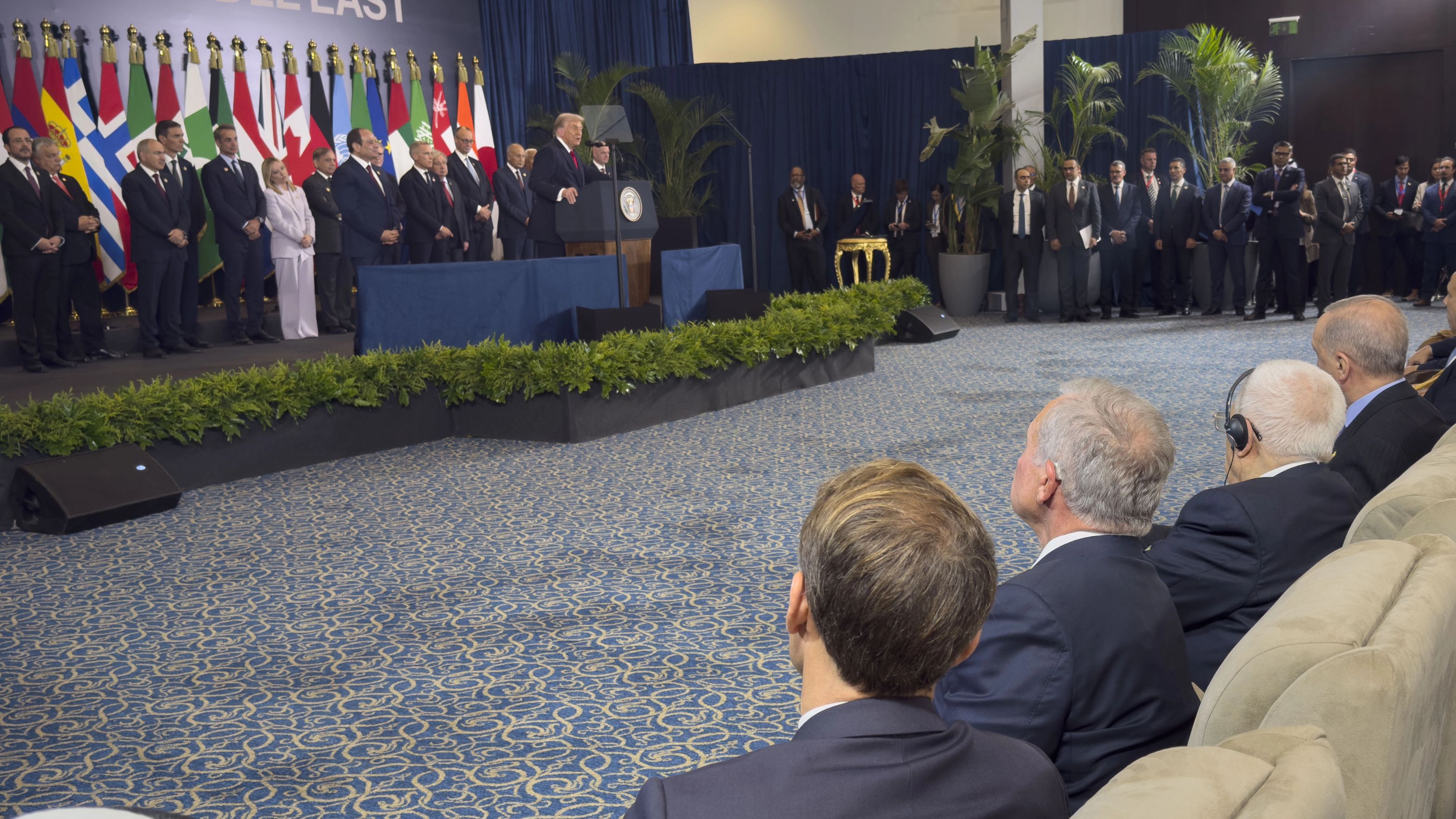  الملك يشارك باجتماع تنسيقي مع قادة دول بشرم الشيخ لبحث الخطوات القادمة ضمن اتفاق إنهاء الحرب في غزة