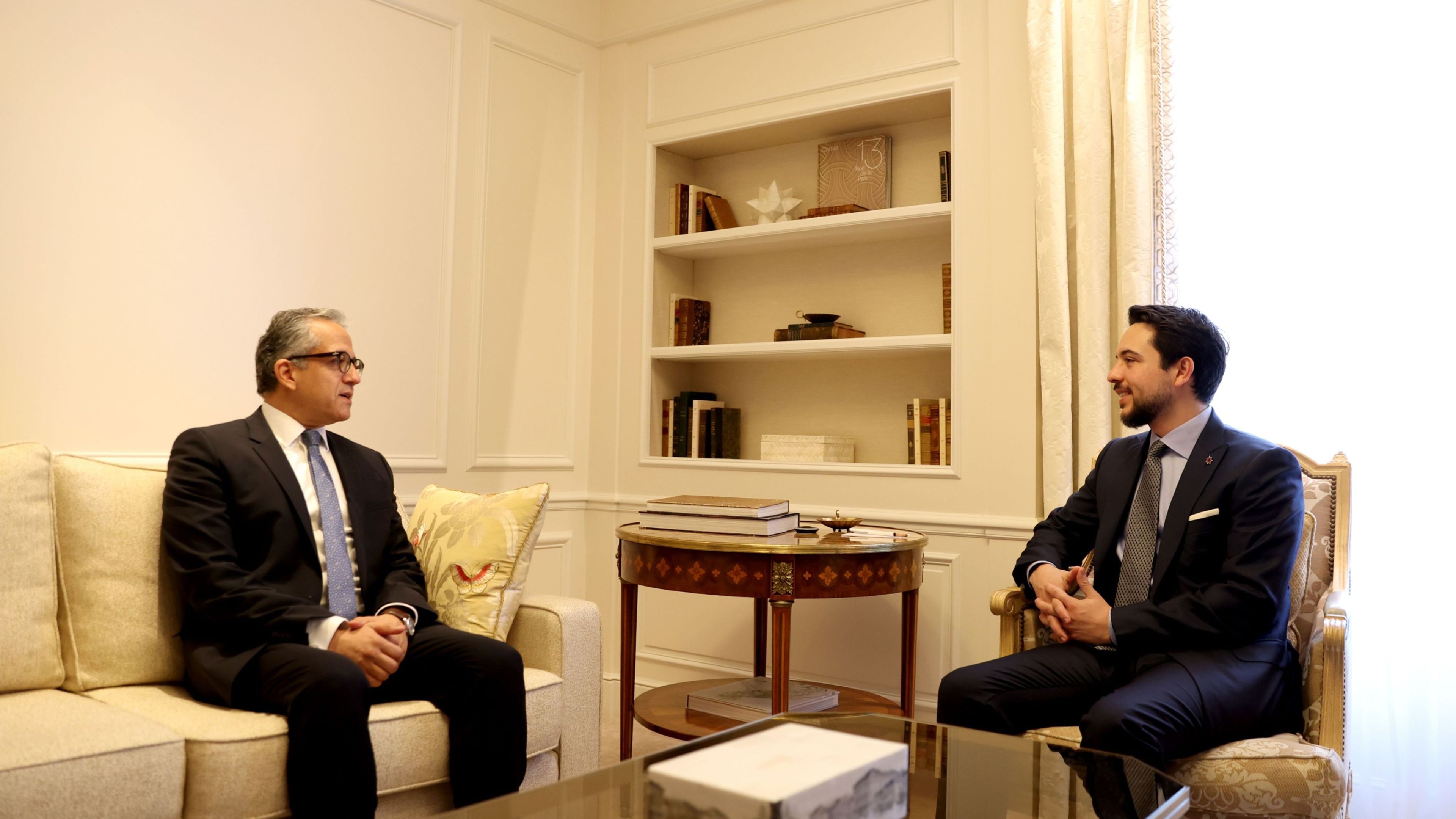 ولي العهد يلتقي في باريس المدير العام المنتخب لمنظمة (اليونسكو)