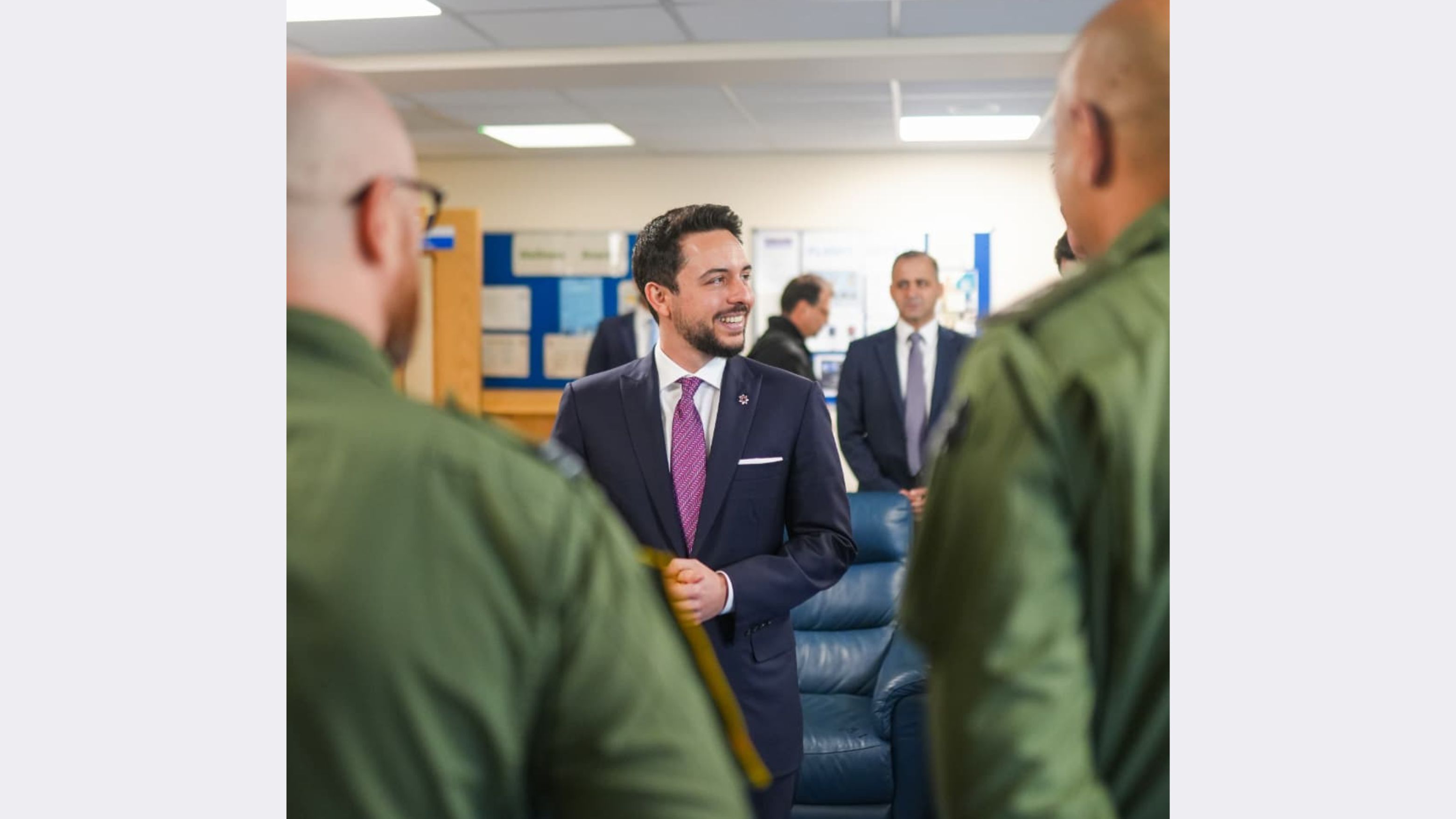  ولي العهد والأمير ويليام يزوران قاعدة بنسون الجوية الملكية في بريطانيا