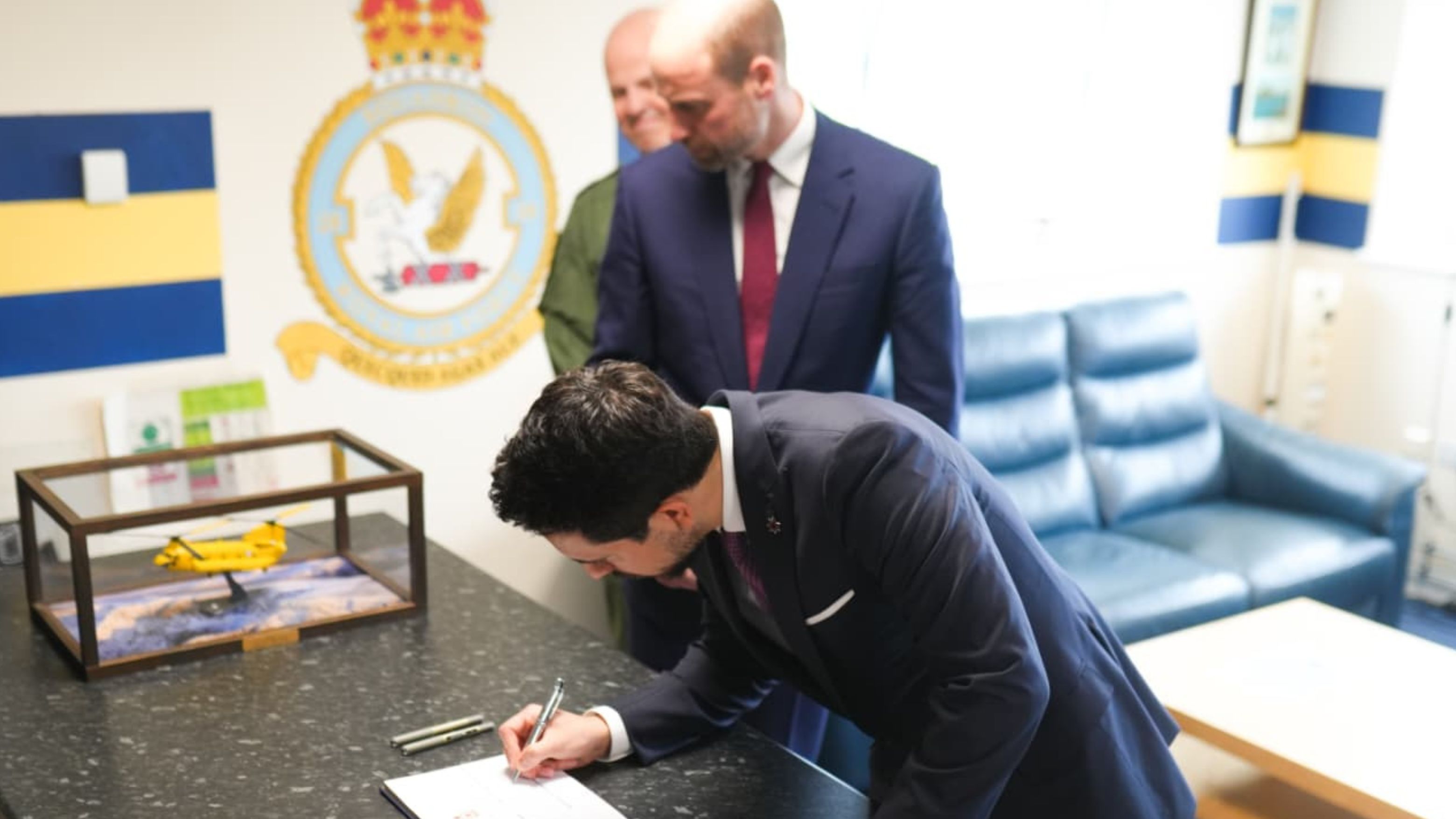  ولي العهد والأمير ويليام يزوران قاعدة بنسون الجوية الملكية في بريطانيا