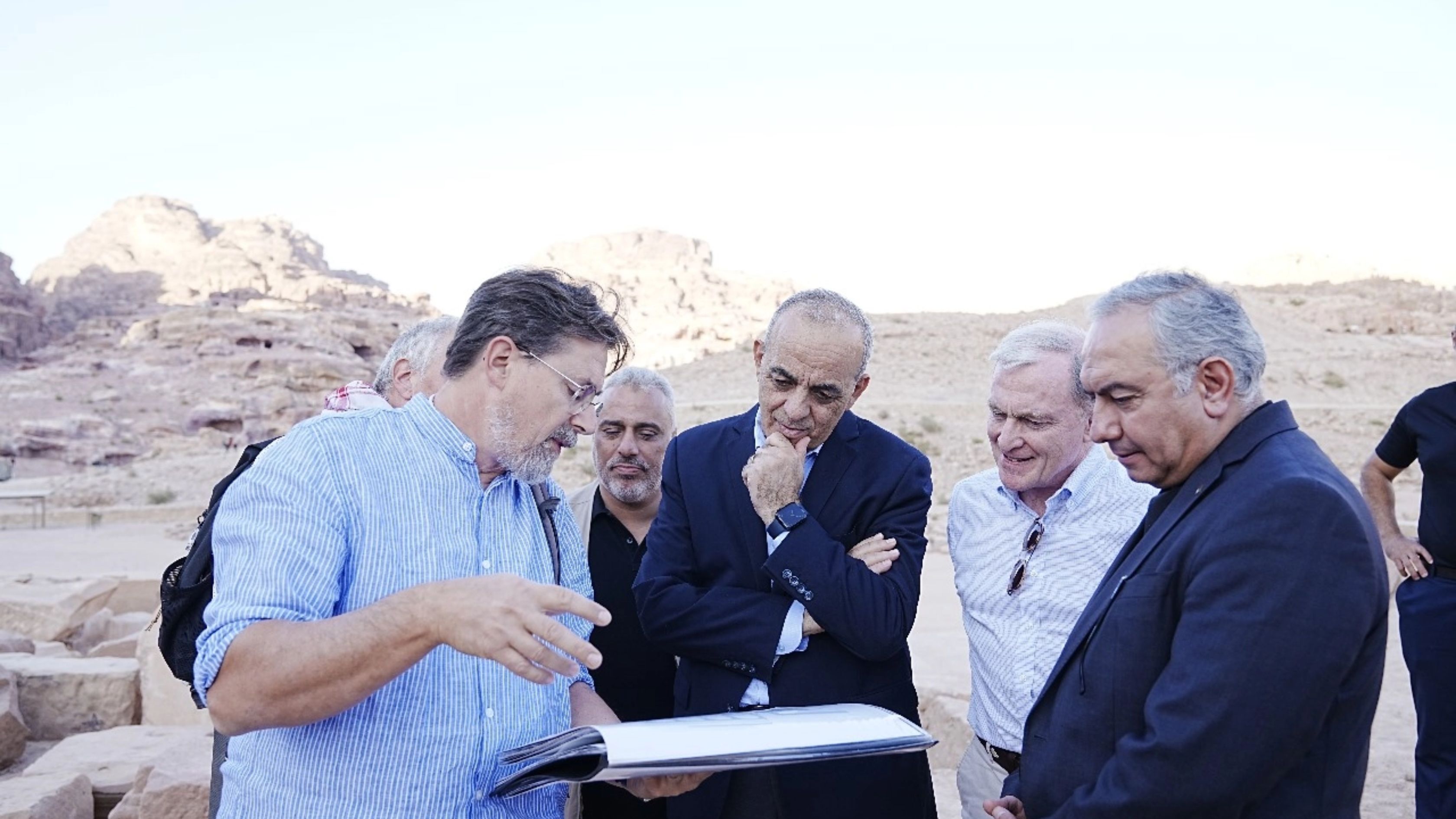  وزير السياحة ورئيس سلطة إقليم البترا يتفقدان مشروع التنقيب بموقع قصر البنت