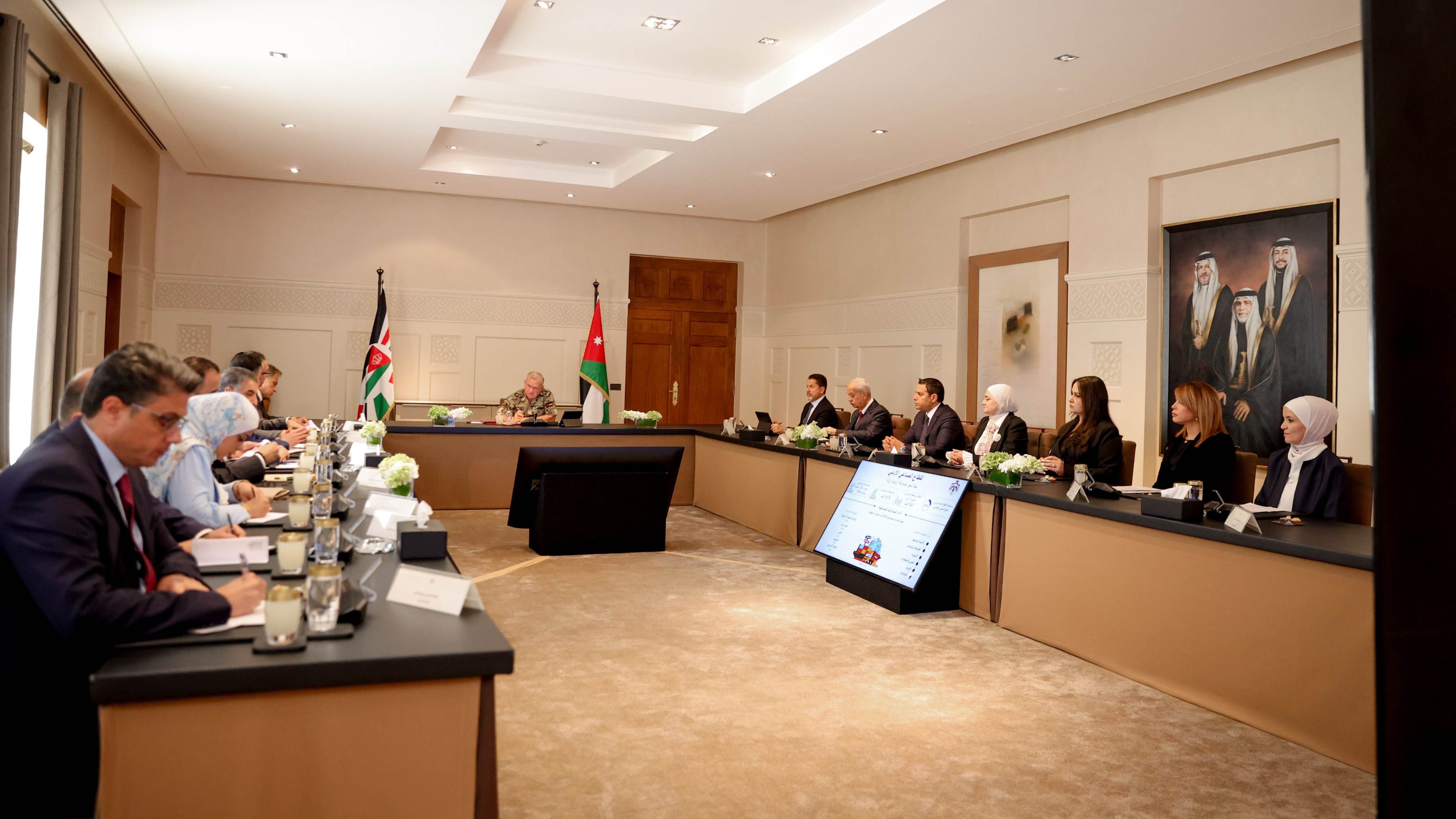 King meets with industrial sector officials, representatives