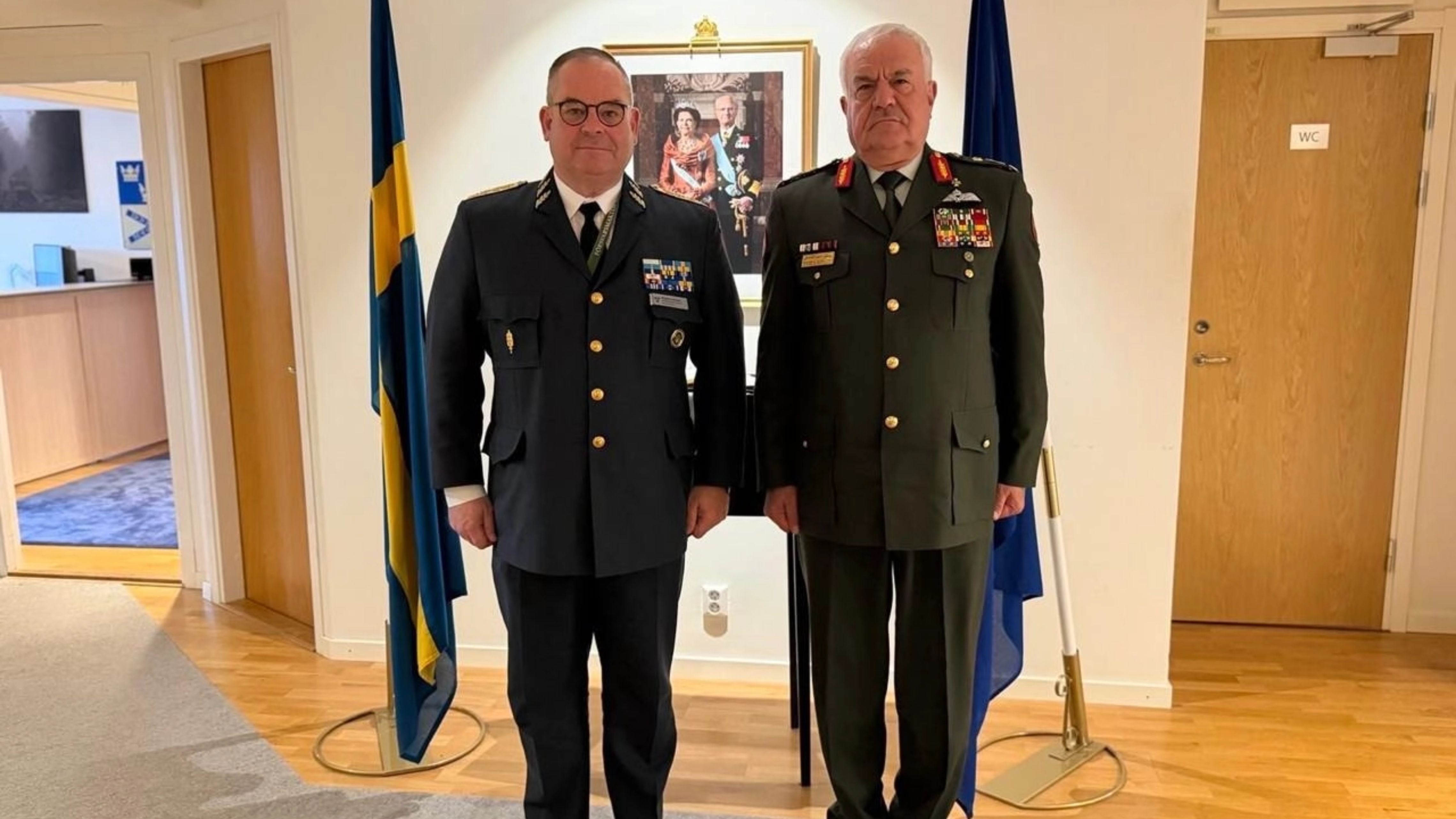 الحنيطي يلتقي القائد الأعلى للقوات المسلحة السويدية ورئيس أركان الدفاع