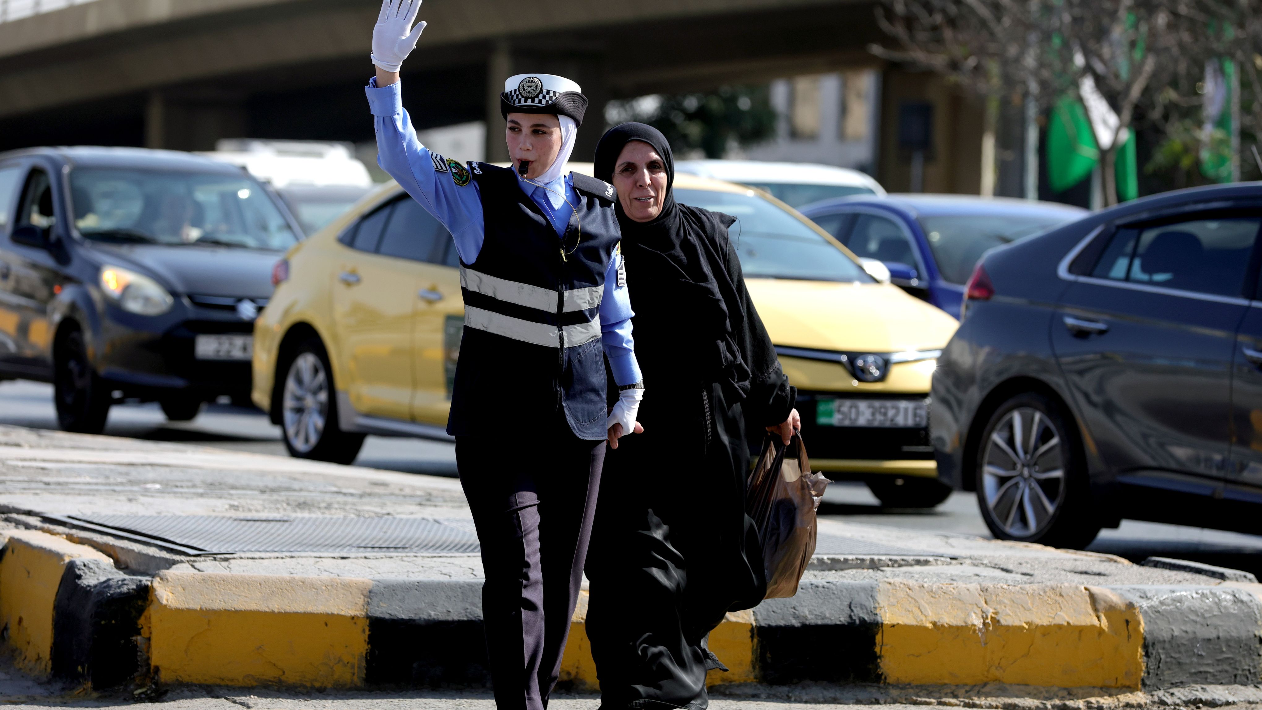 نشمية من نشامى الأمن العام.. تقف بثبات وسط الطريق، لتصنع أمنا وتشيع طمأنينة تصوير: امير خليفة