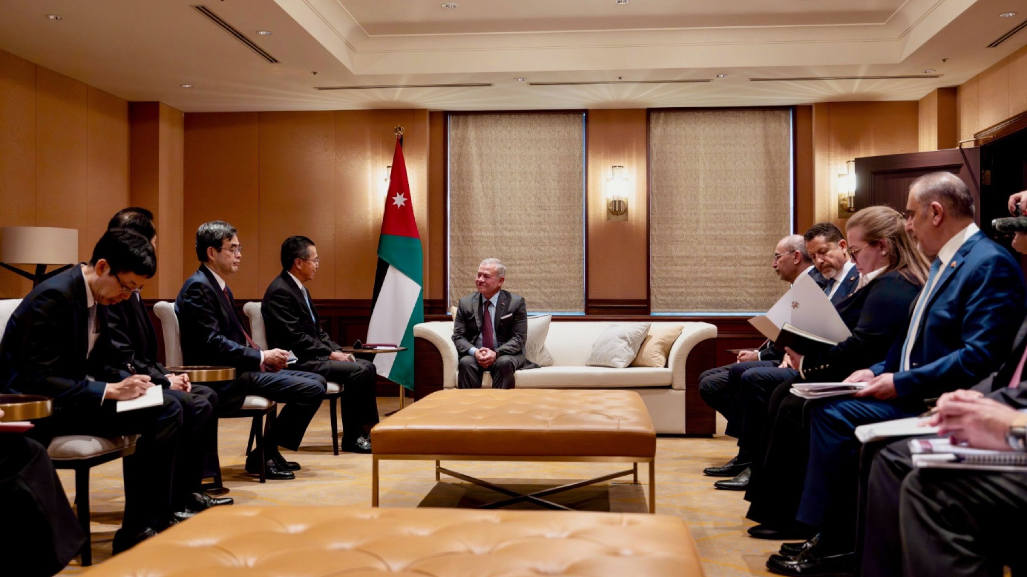 الملك يلتقي رئيس منظمة التجارة الخارجية اليابانية ويدعو لبحث إنشاء نافذة استثمارية مشتركة