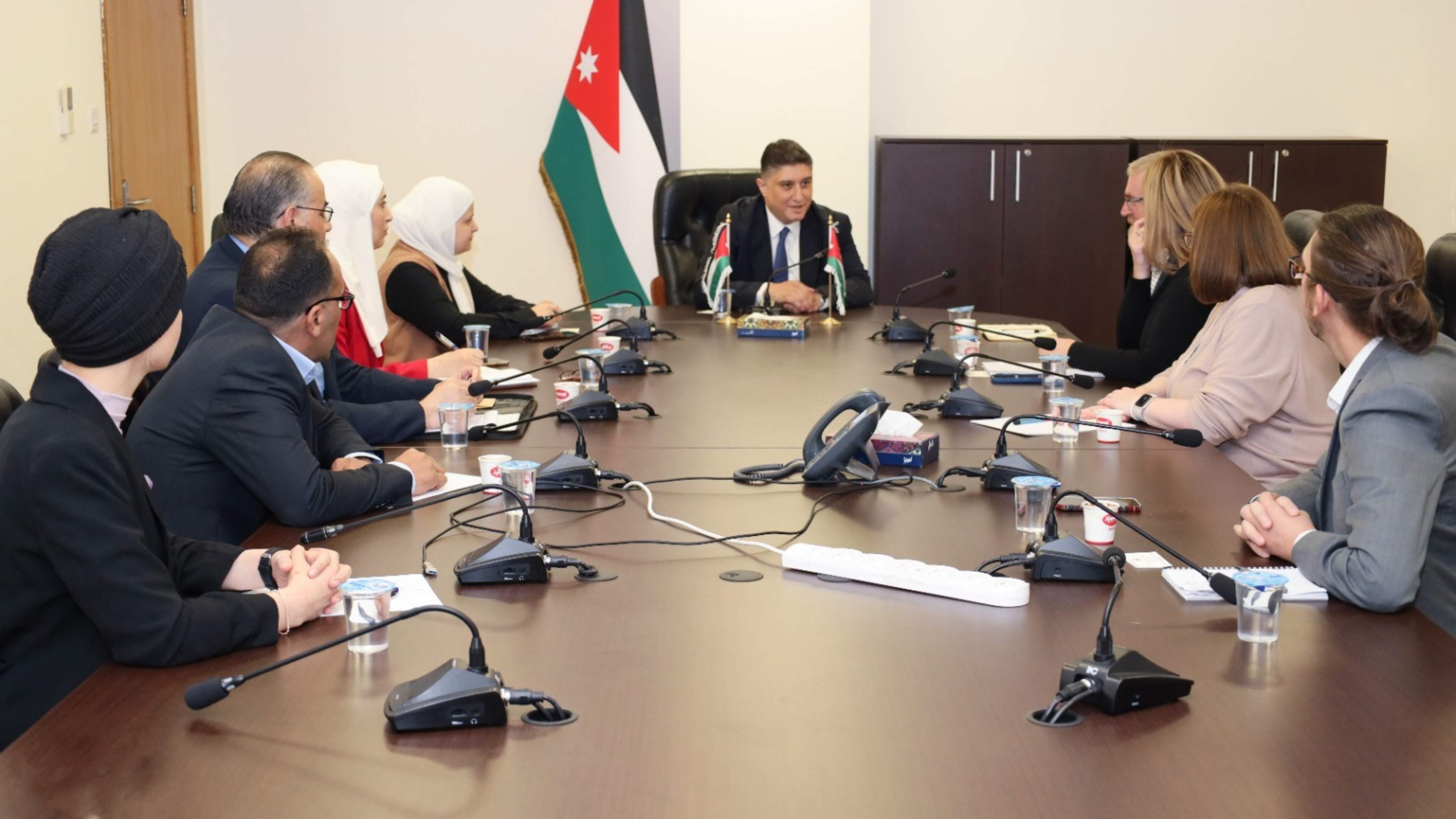 أمين عام النقل يلتقي مسؤولين من مكتب الأرصاد الجوية البريطاني والمعهد الدولي لإدارة المياه