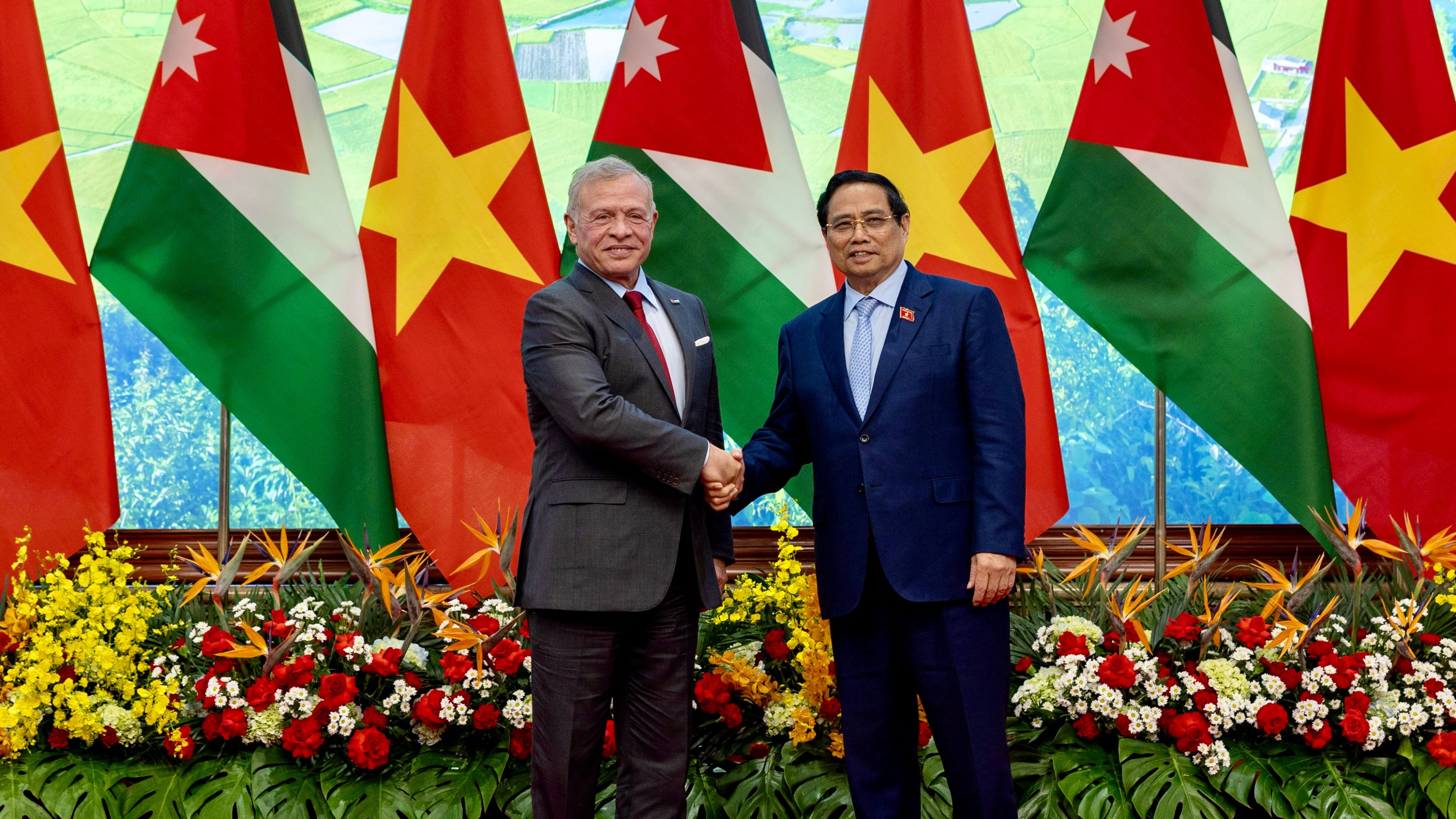 King, Vietnam PM discuss bilateral cooperation