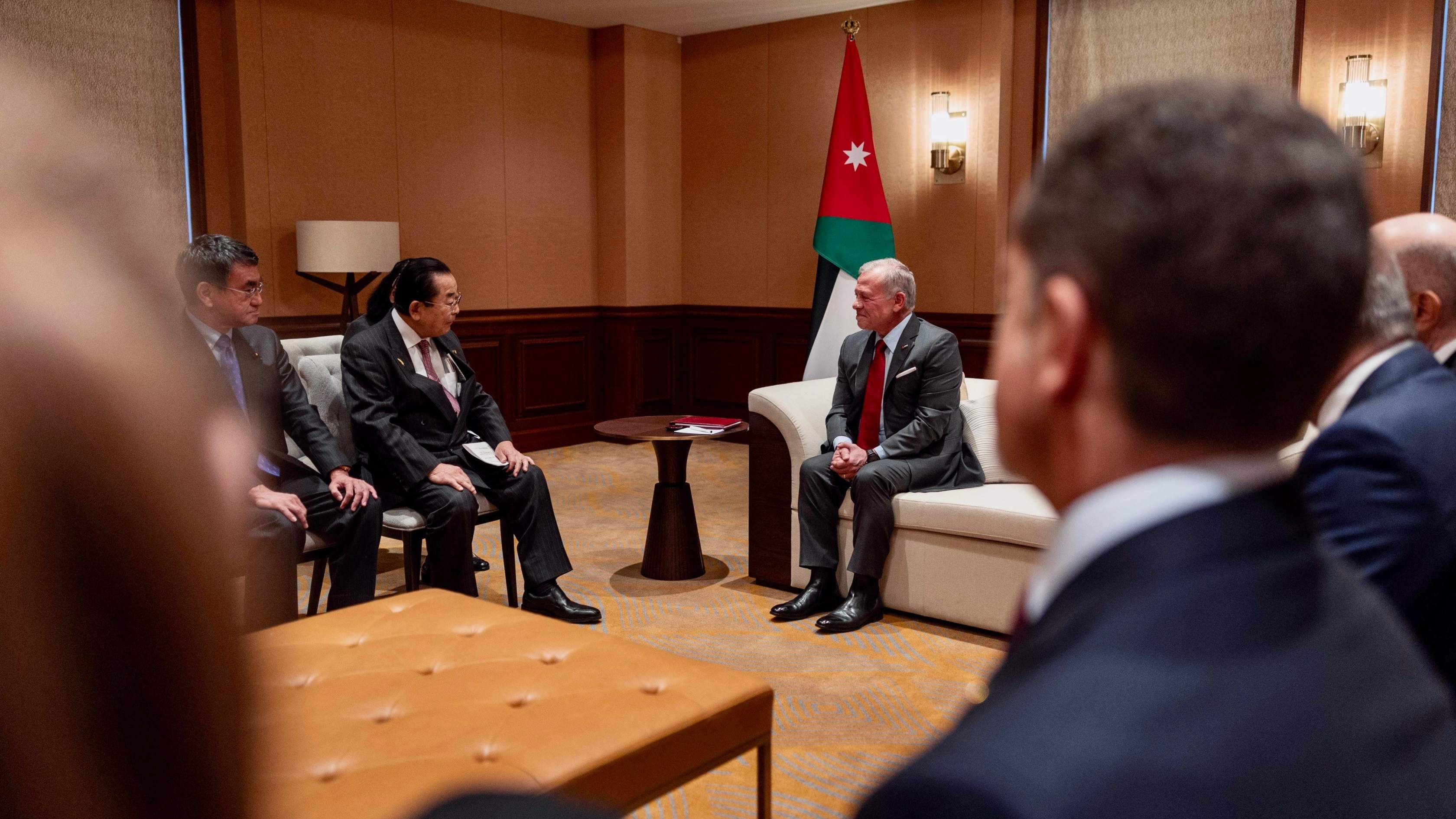 الملك يعقد لقاءات مع قادة في البرلمان الياباني في طوكيو