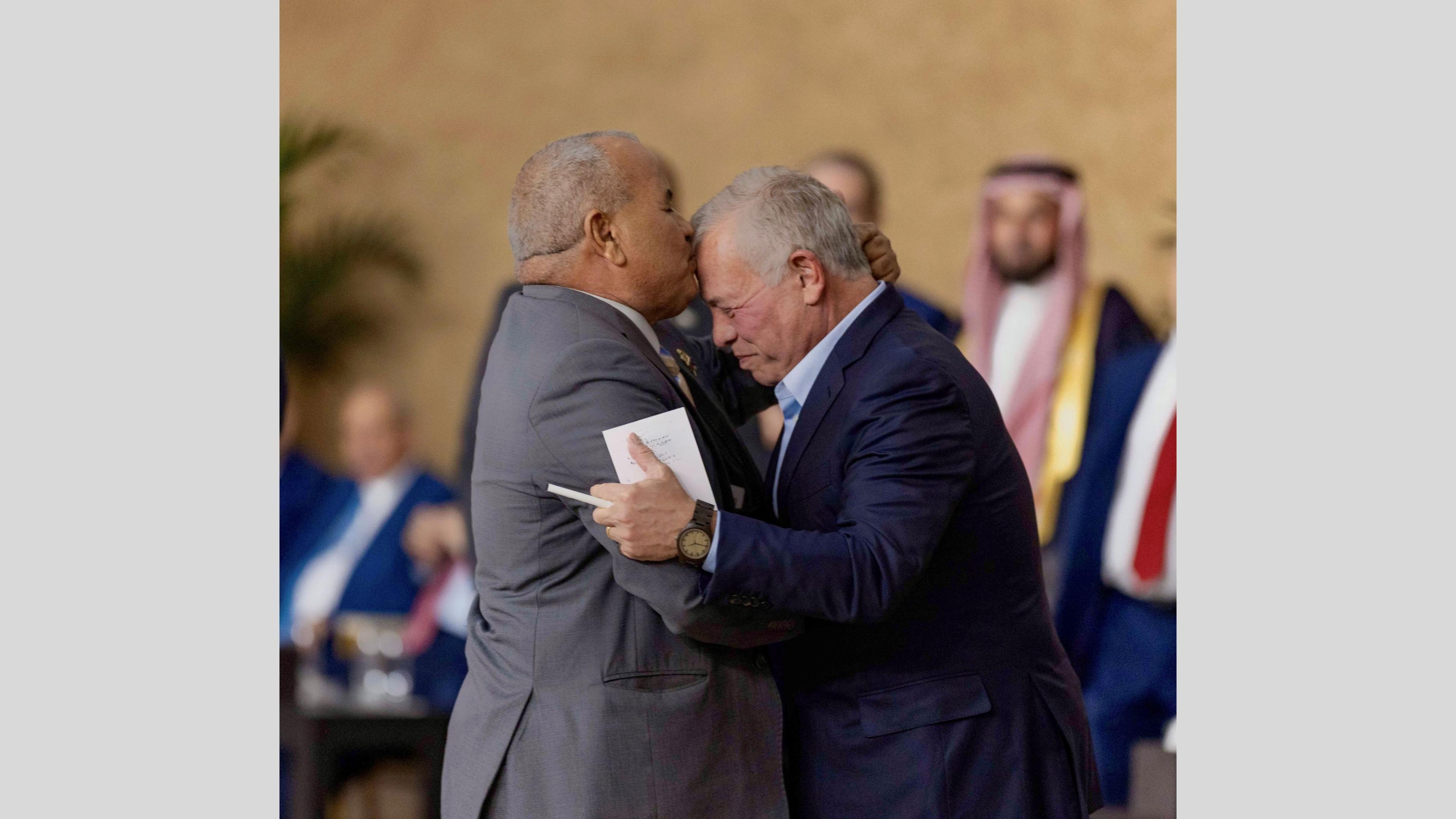 الملك يلتقي وجهاء وممثلين عن أبناء وبنات الكرك ويؤكد أهمية مواصلة الحكومة تنفيذ مشاريعها بالمحافظة