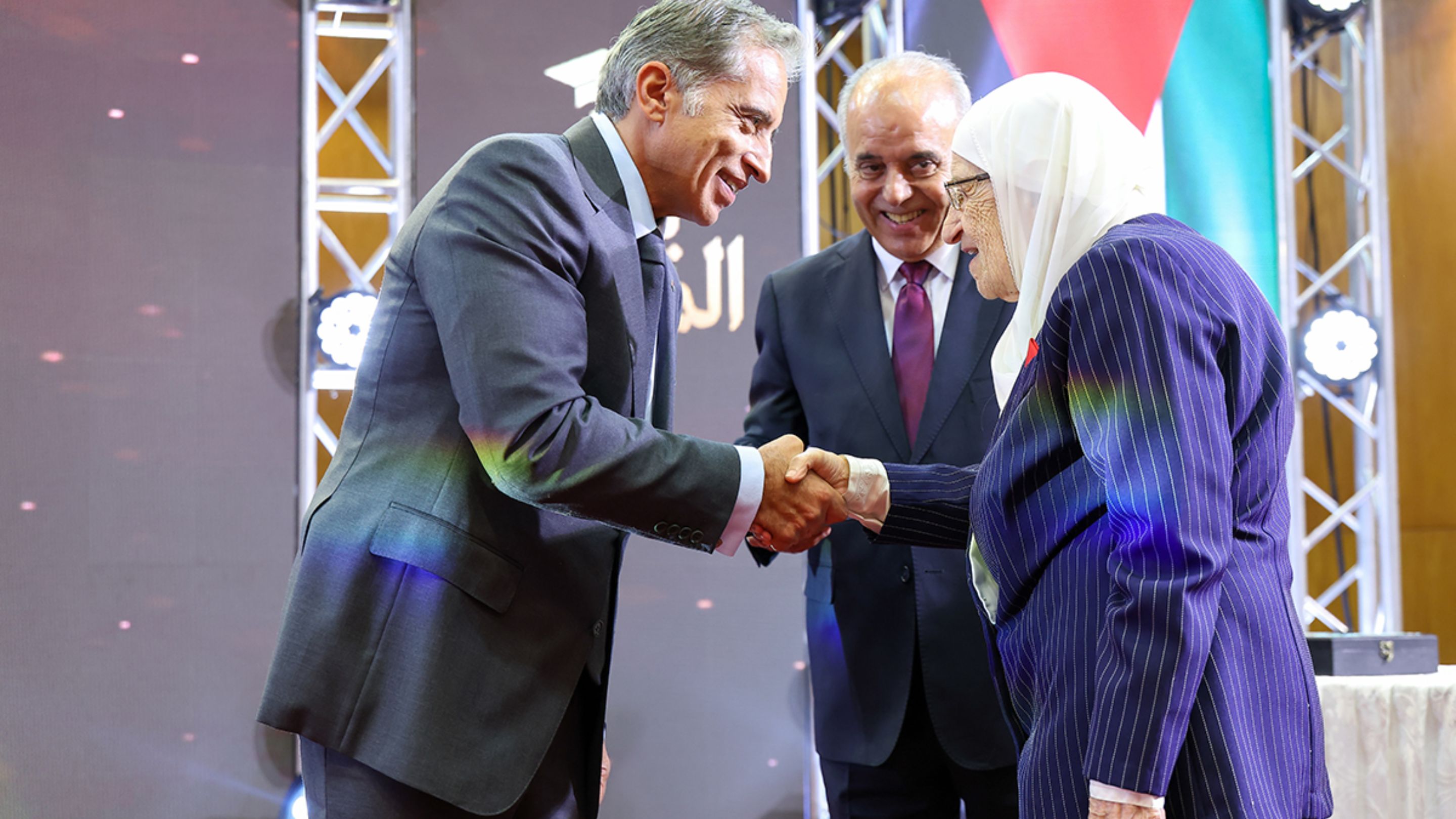 Prime Minister Honors Teachers, Announces Expanded Support Programs