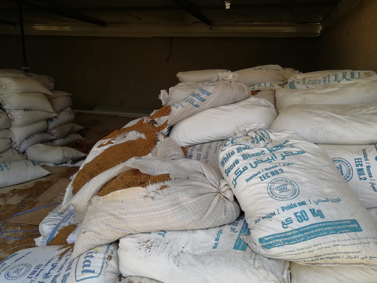 الجمارك تضبط مزرعة تبغ مساحتها أكثر من 200 دونم و 70 طنا من مستلزمات انتاج السجائر&lt;br&gt;