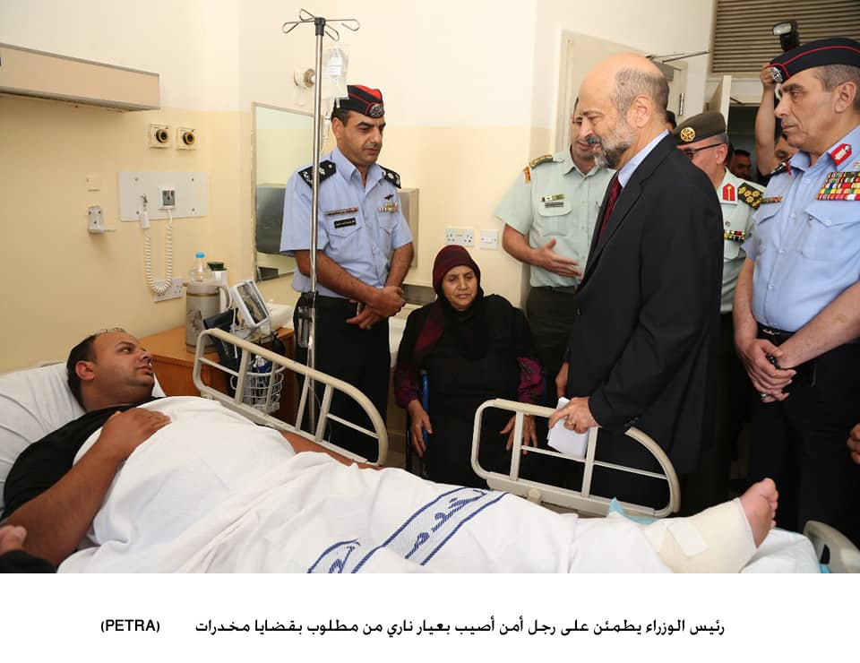 رئيس الوزراء يطمئن على رجل أمن أصيب بعيار ناري من مطلوب بقضايا مخدرات &lt;br&gt;