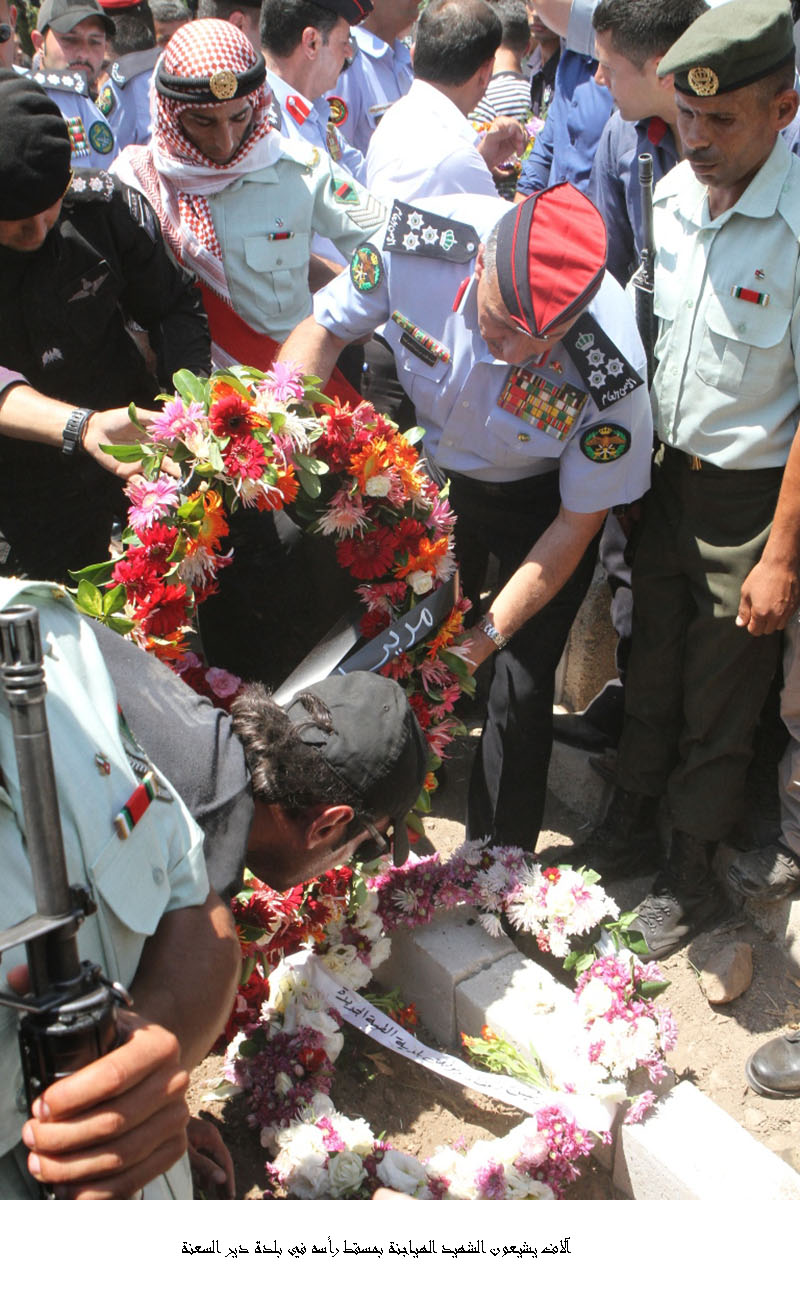 آلاف يشيعون الشهيد الهياجنة بمسقط رأسه في بلدة دير السعنة &lt;br&gt;