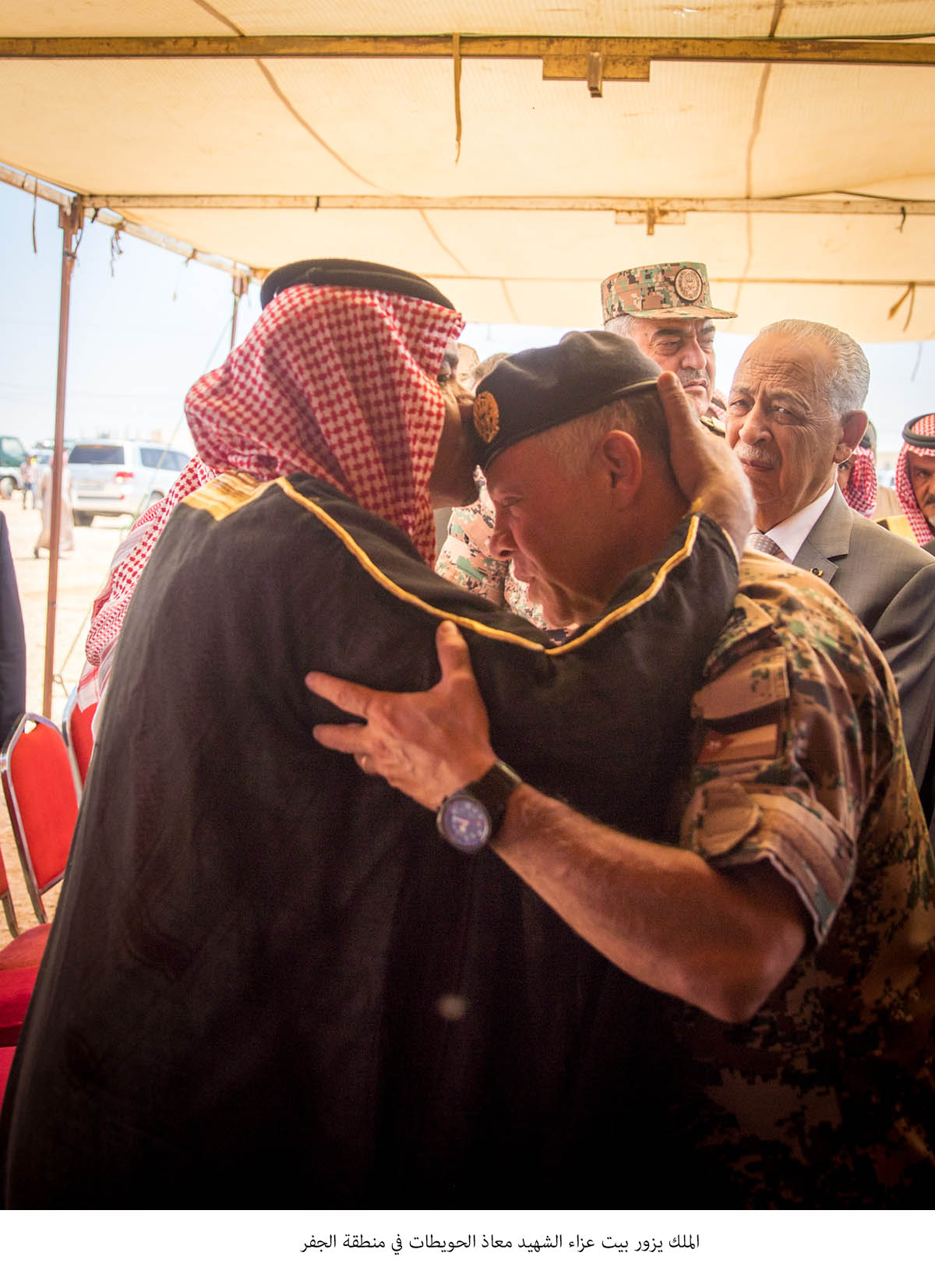 الملك يزور بيت عزاء الشهيد معاذ الحويطات بمنطقة الجفر&lt;br&gt;