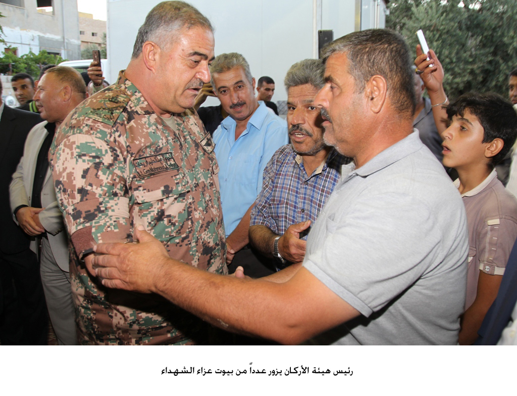 رئيس هيئة الأركان يزور عدداً من بيوت عزاء الشهداء&lt;br&gt;