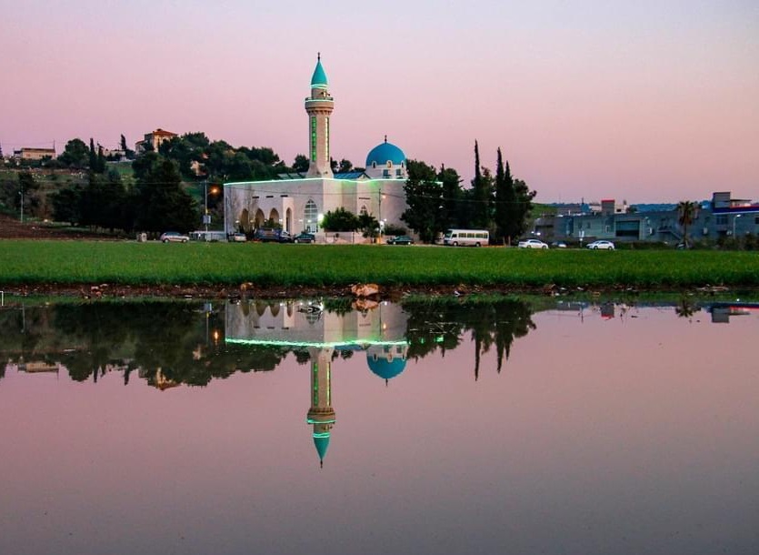 انعكاس مسجد  الحاج عبدالله الداوود  على تجمع مياه الامطار  /السرو _السلط