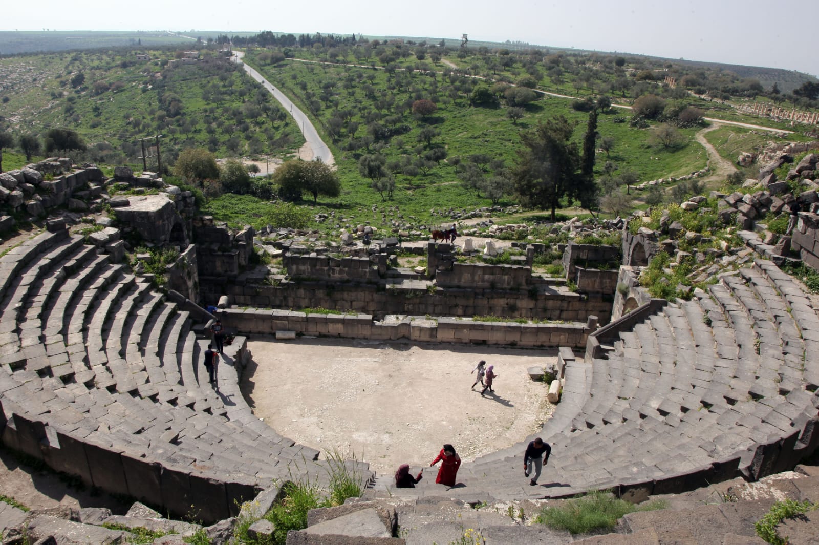 المسرح الشمالي في ام قيس بني المسرح من حجر البازلت الأسود. ويعود تاريخ هذا المسرح الى القرنين الأول والثاني بعد الميلاد تصوير شادي النسور