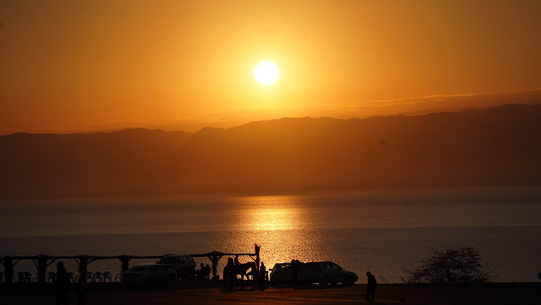 غروب الشمس على شاطئ البحر الميت   تصوير : محمد ابو كف