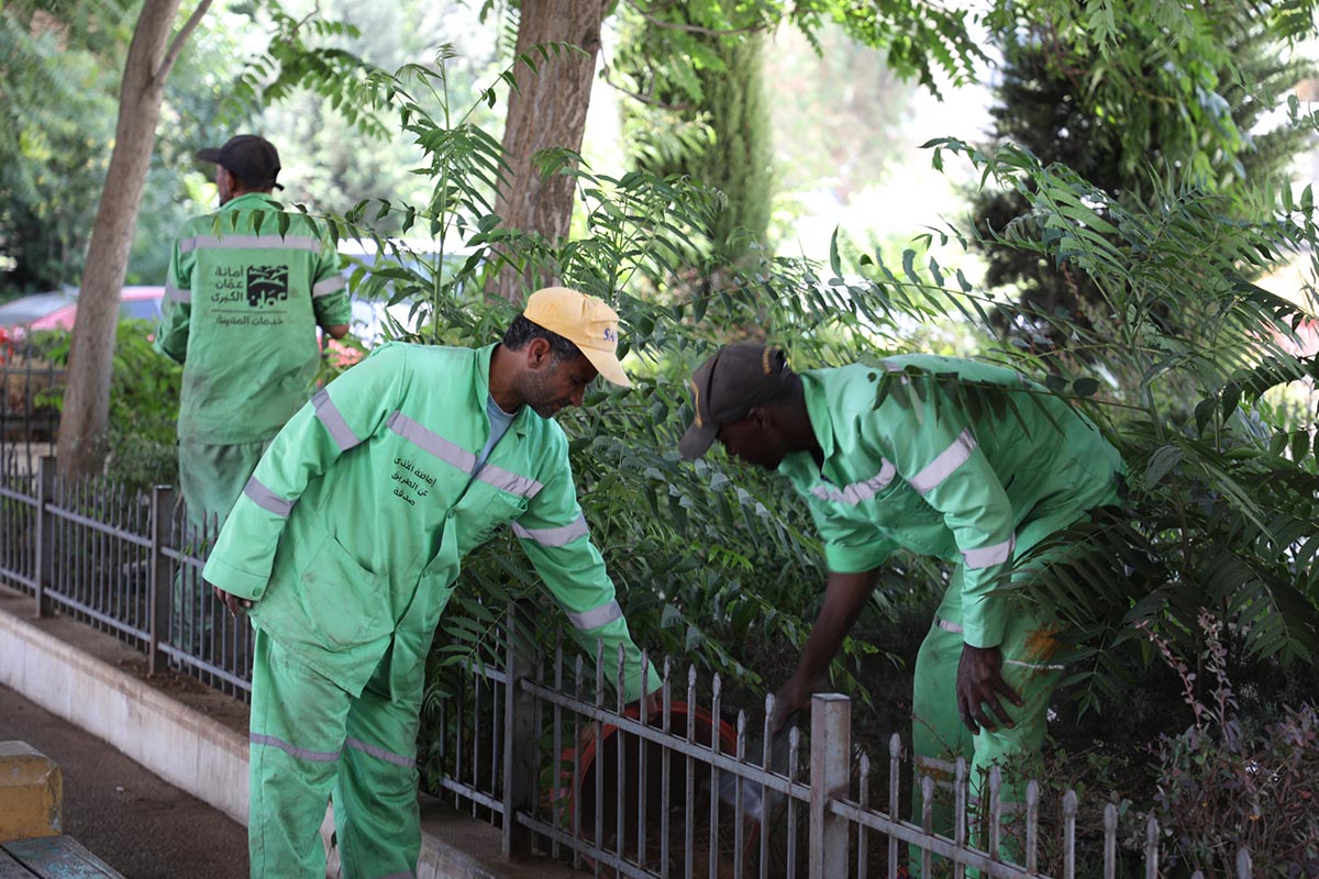 صورة وتعليق: الأمانة تعلق عمل عمال الوطن وقت الظهيرة بسبب ارتفاع درجات الحرارة تصوير: احمد عبده