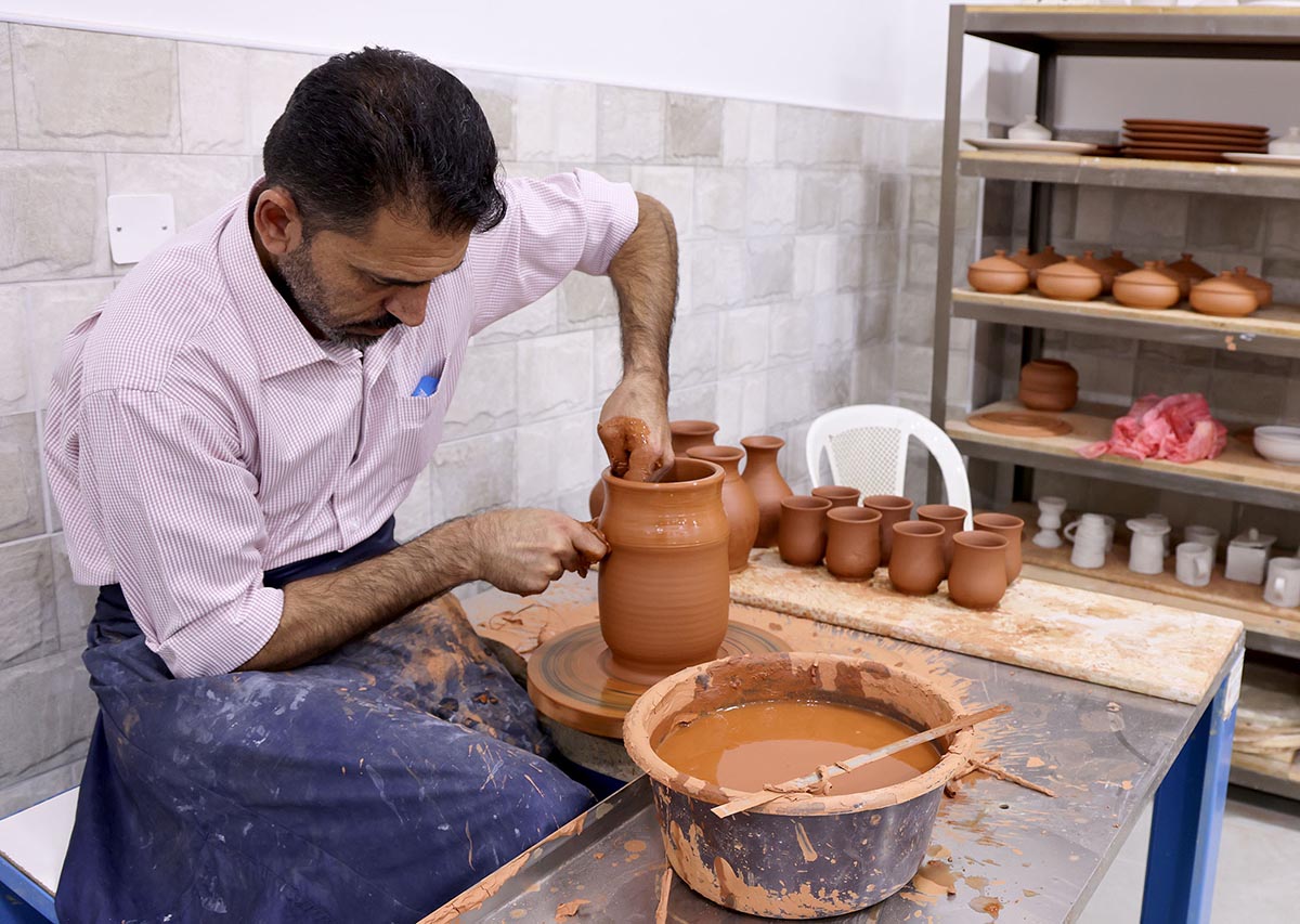 صناعة الخزف مهنة متوارثة من الاباء والاجداد تعود للواجهة من جديد - تصوير : احمد عبده