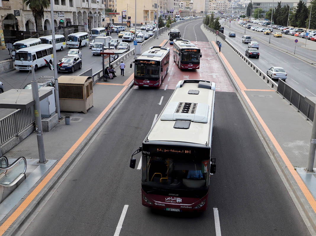 الباص سريع التردد .... خدمات مميزه وسرعة في التنقل للمواطنين تصوير: احمد دبايبة
