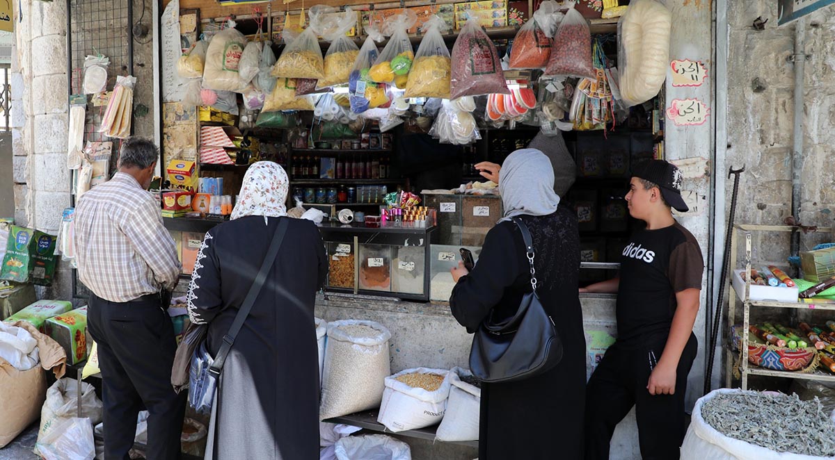 محلات العطارة في عمان يقبل عليها المواطنون لتنوع موجوداتها العلاجية والغذائية الطبيعية.  تصوير: علي الزعبي