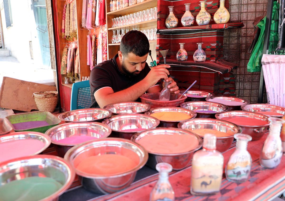الرسم بالرمل حرفة متجذرة وابداع يعكس تراثا اردنيا اصيلا تصوير: علي الزعبي