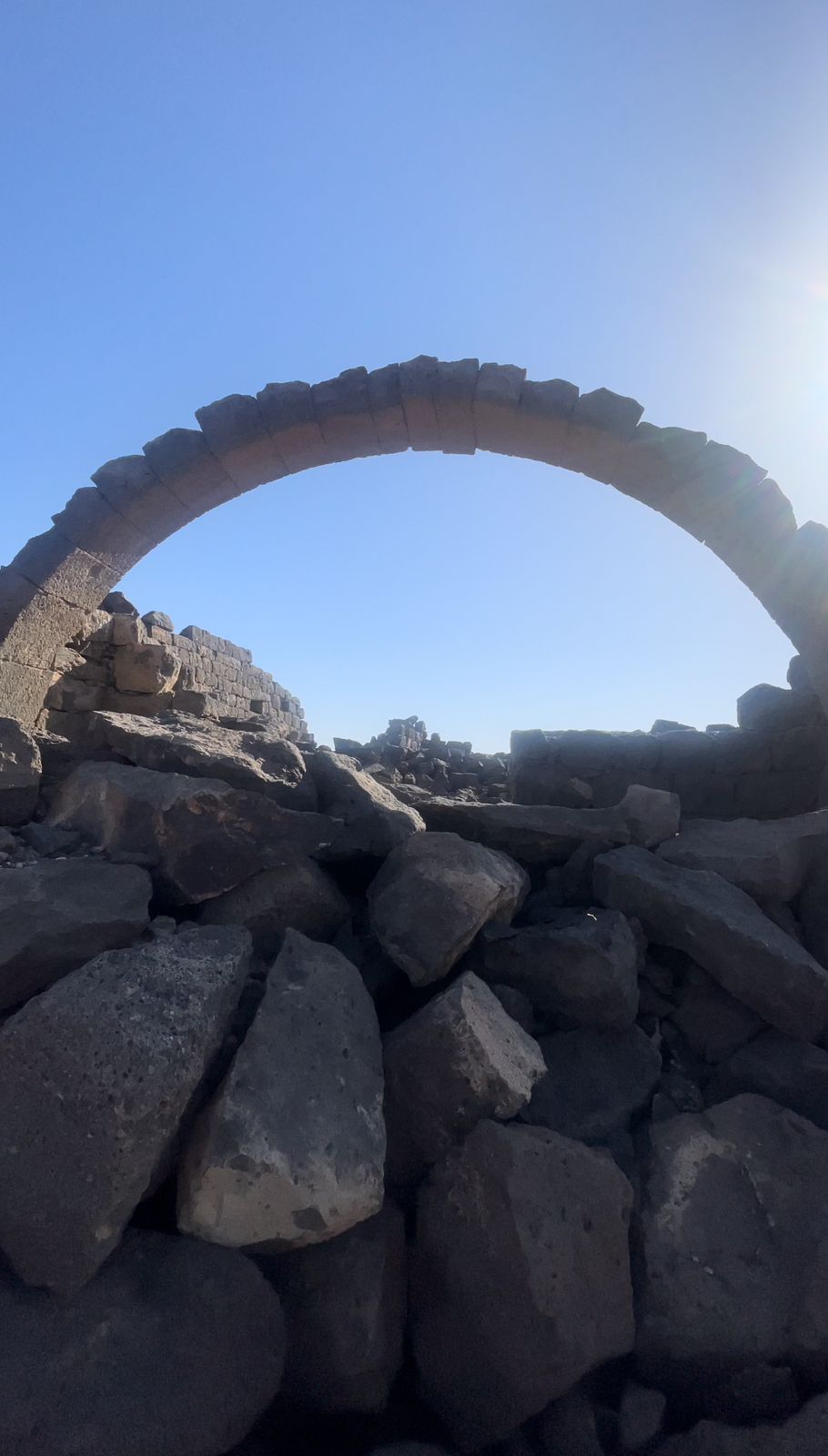 قصر إسيخم في البادية الشَّرقية الأردنية أحد المعالم الأثرية في الصَّحراء الأردنية السَّوداء كان يمثل بوابة حماية لقلعة الأزرق من جهتها الشِّمالية.