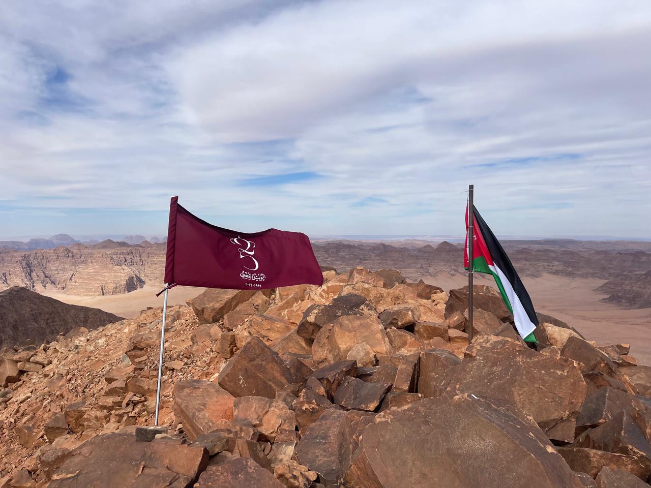 جبل أم الدَّامي في وادي رم جنوب الأردن يعتبر  الجبل الأعلى ارتفاعًا في بلادنا… الصعود إلى قمته ليس صعبًا بل هي رحلة مليئة بالمُتعة والجمال …. مديرية الاعلام الرقمي