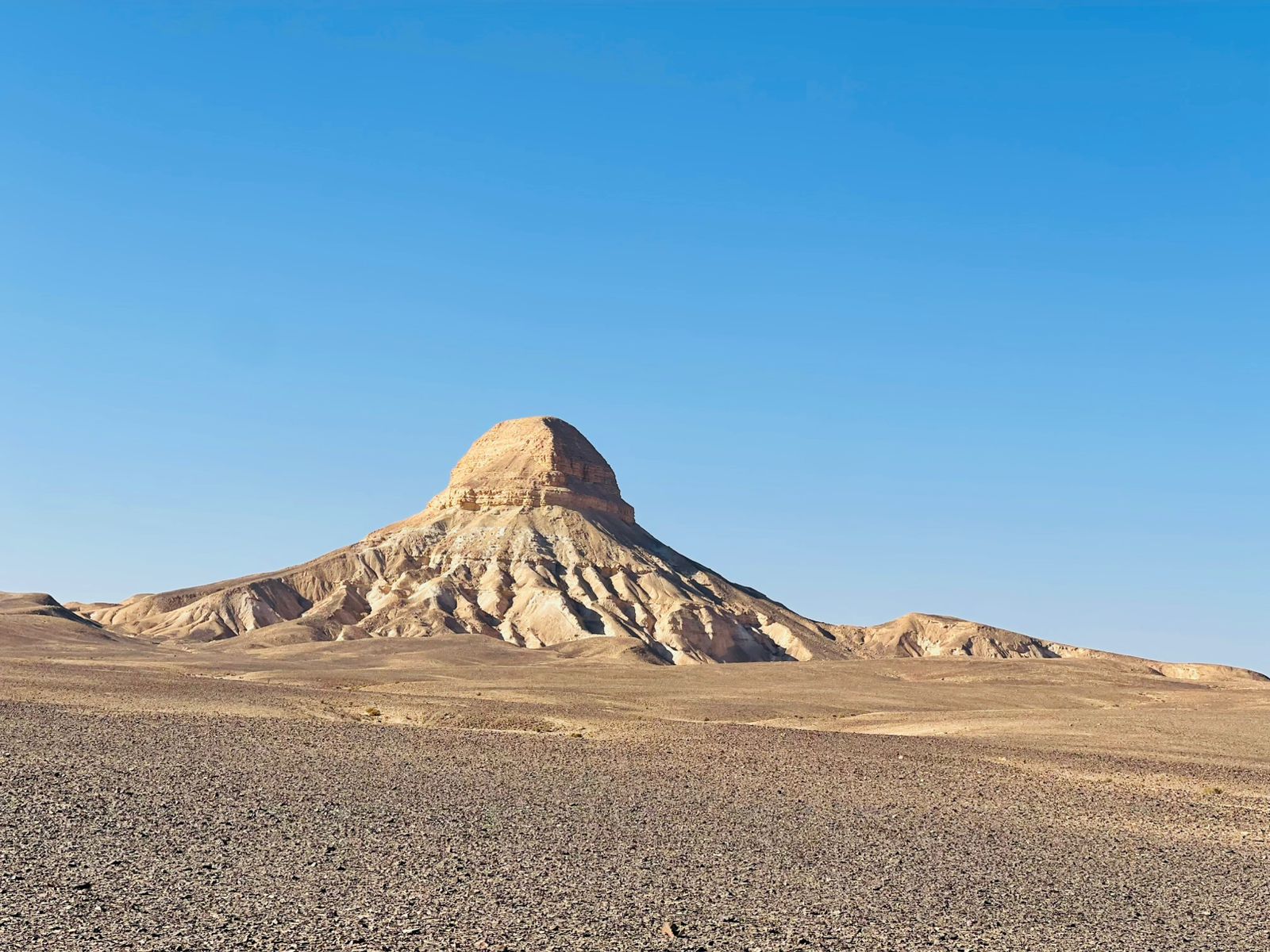 جبل طُوَيِّل شهاق في البادية الجنوبية الأردنية هو منارة الأردنيين في الصَّحراء
