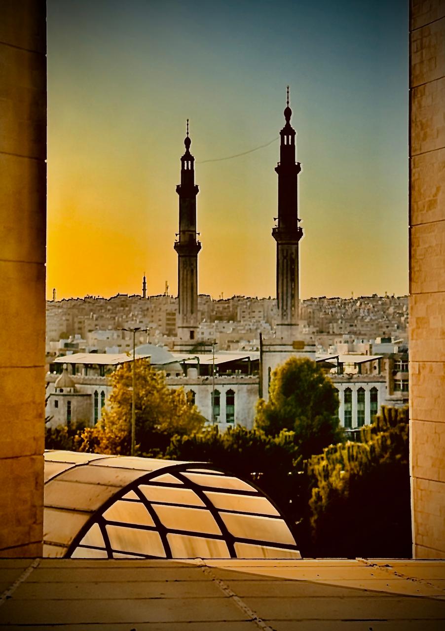 &quot; وَلَذِكْرُ اللَّهِ أَكْبَرُ &quot; مَآذِنُ المسجد في الهاشمي الشمالي تصدح عالياً بذكر الله، وسط إزدحام السكان وصخب الحياة.... تصوير وتعليق : رانا النمرات