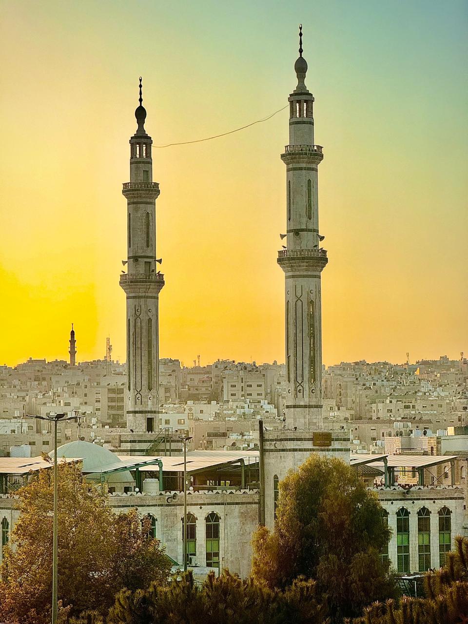 &quot; وَلَذِكْرُ اللَّهِ أَكْبَرُ &quot; مَآذِنُ المسجد في الهاشمي الشمالي تصدح عالياً بذكر الله، وسط إزدحام السكان وصخب الحياة.... تصوير وتعليق : رانا النمرات