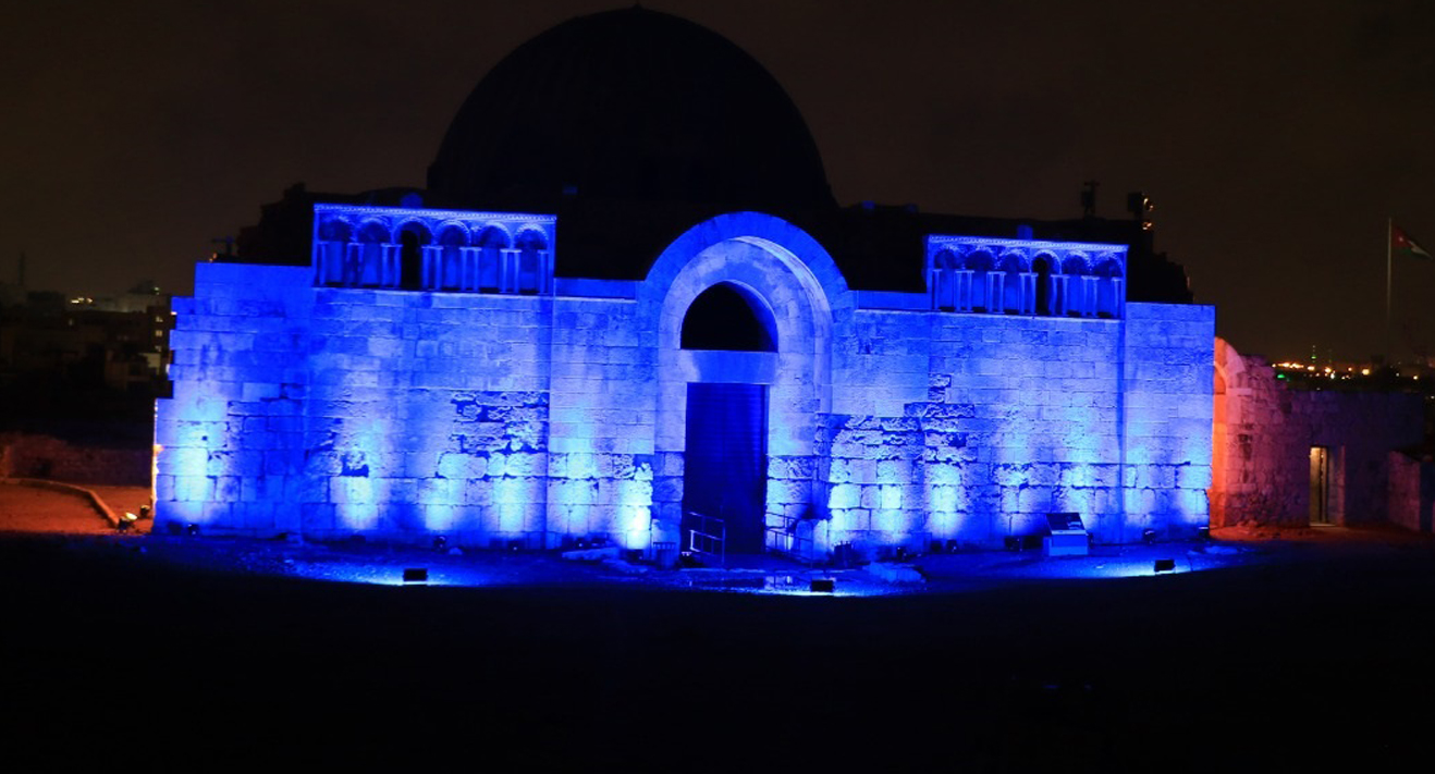 إضاءة جبل القلعة تزامنًا مع الحملة الترويجية لاستضافة الأردن القمة العالمية للإعاقة 2025