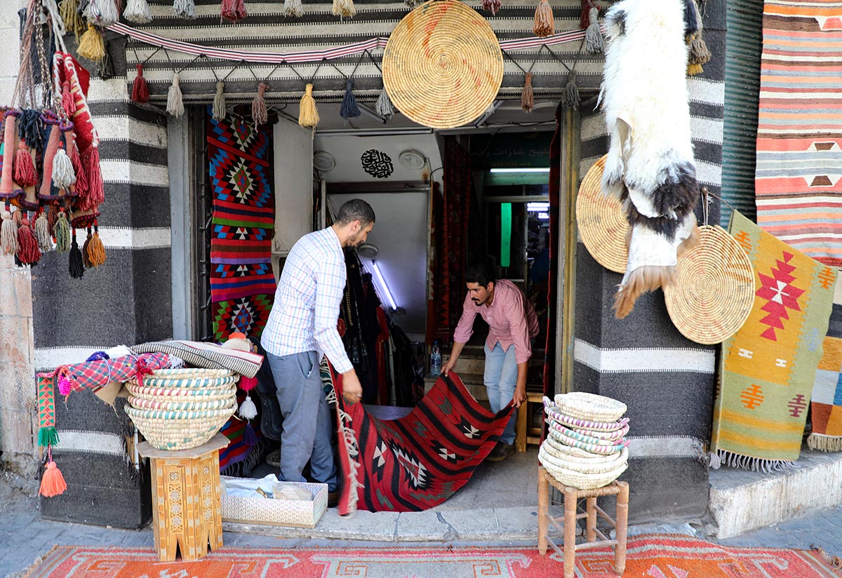 تاجر يعرض بسط تراثية في متجره بوسط البلد ..تصوير :علي الزعبي