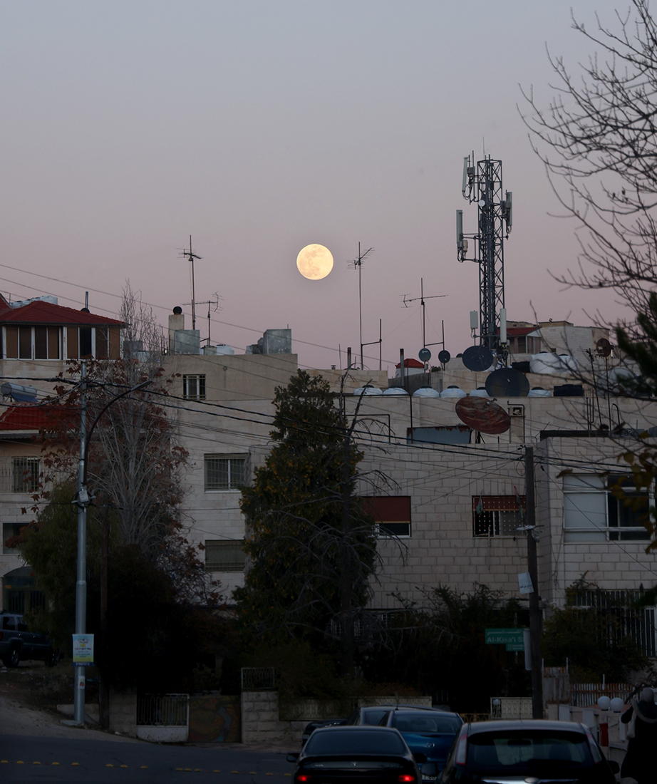 القمر في سماء عمان .. تصوير عوض الطويل