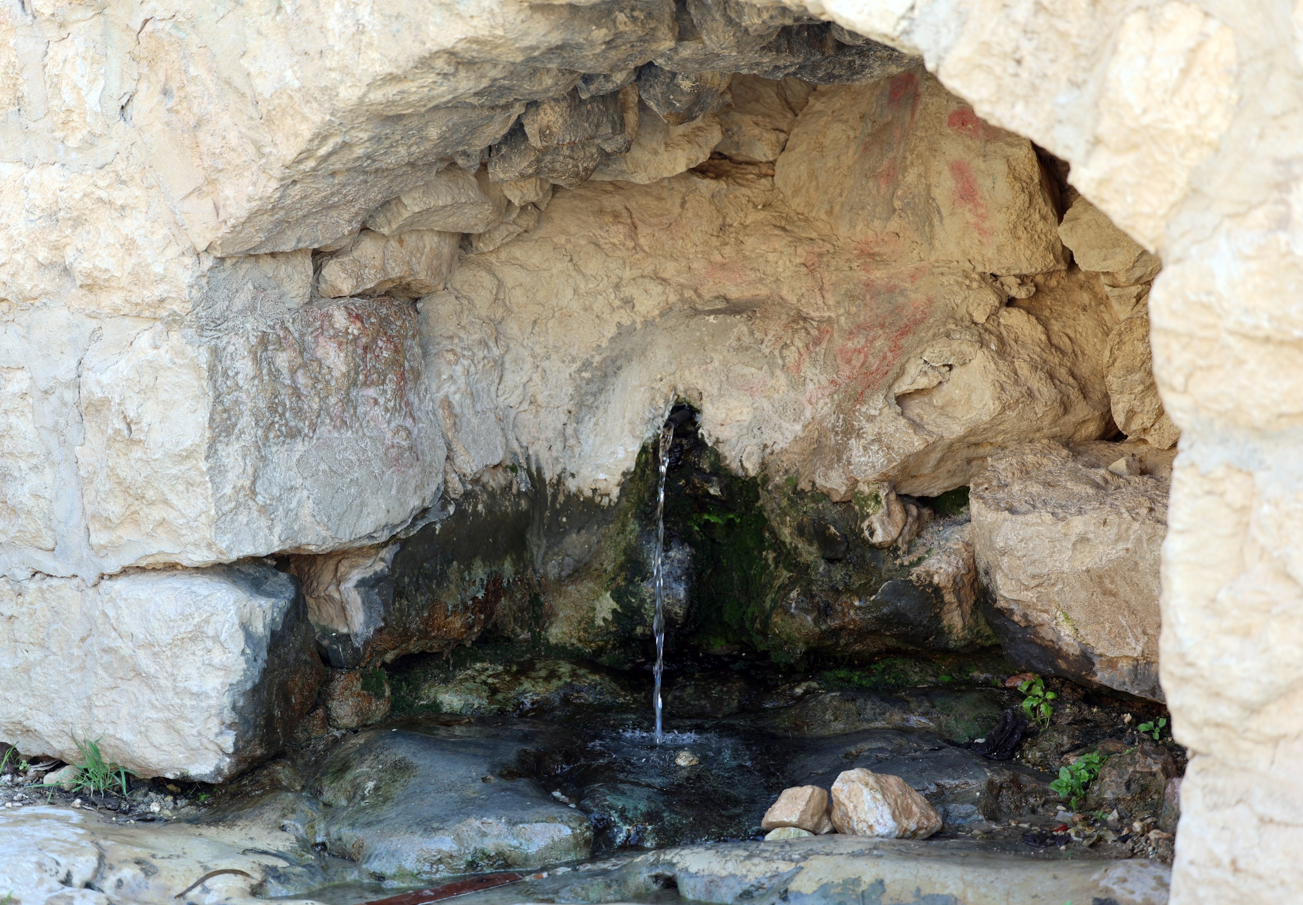 عيون موسى في مادبا من أهم المعالم السياحية والتاريخية ويعٌتقد بأنّها تعود إلى زمن نبي الله موسى عليه السلام وتٌنسب له وتقع بجوار جبل نيبو غرب مادبا.. تصوير محمد ابو كف