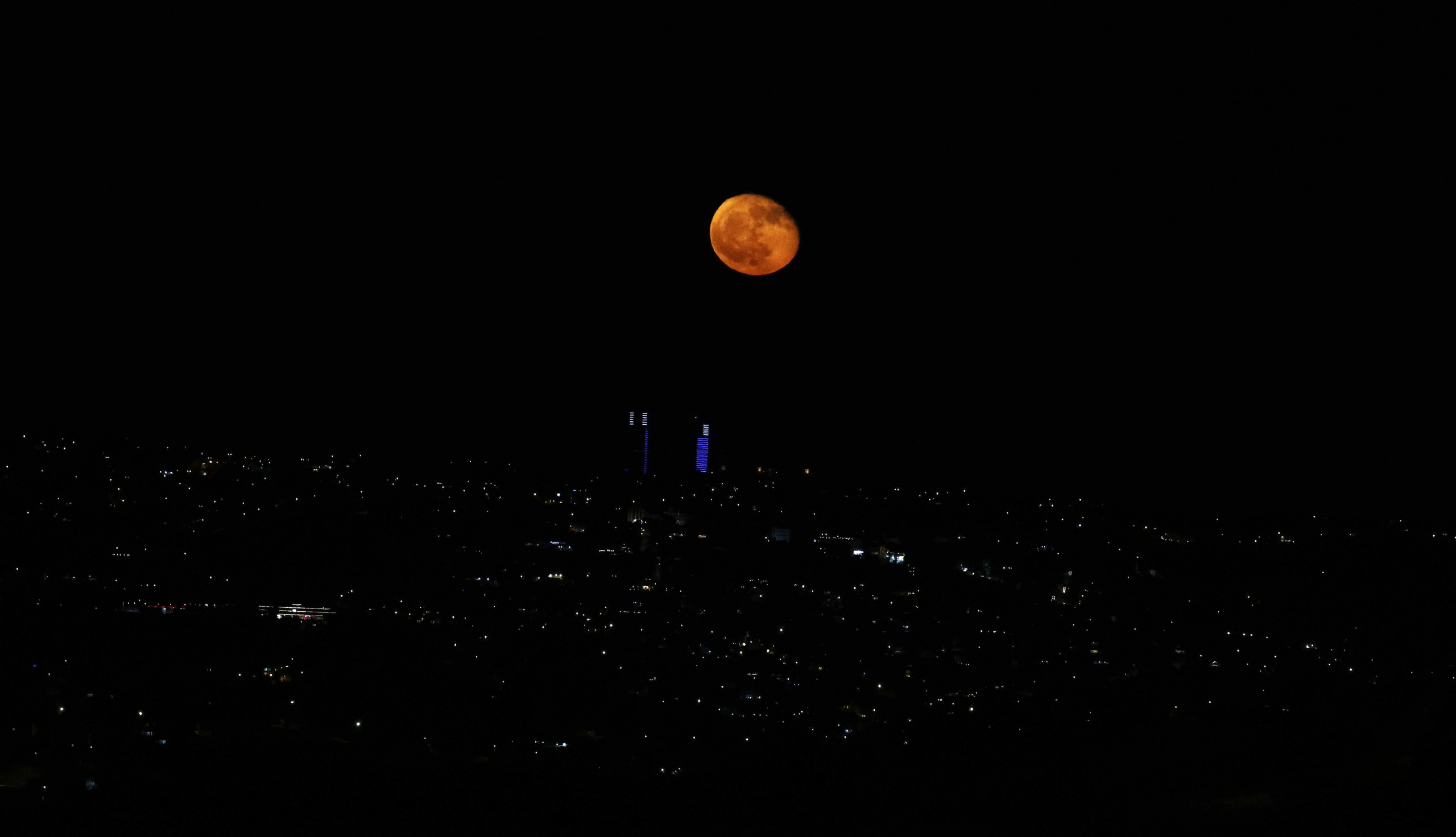 بترا ترصد &quot;القمر الاحمر&quot; أو المعروف بقمر الفراولة في سماء المملكة، وهو حدث يتكرر كل 18 سنة  تصوير: شادي النسور