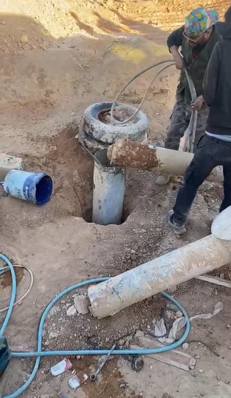  المياه: ردم بئر وضبط حفارة مخالفة وحجزها بالجفر