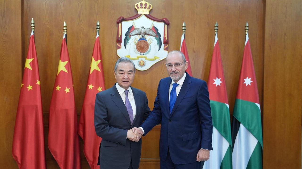 وزير الخارجية يبحث مع نظيره الصيني علاقات الشراكة الاستراتيجية 
