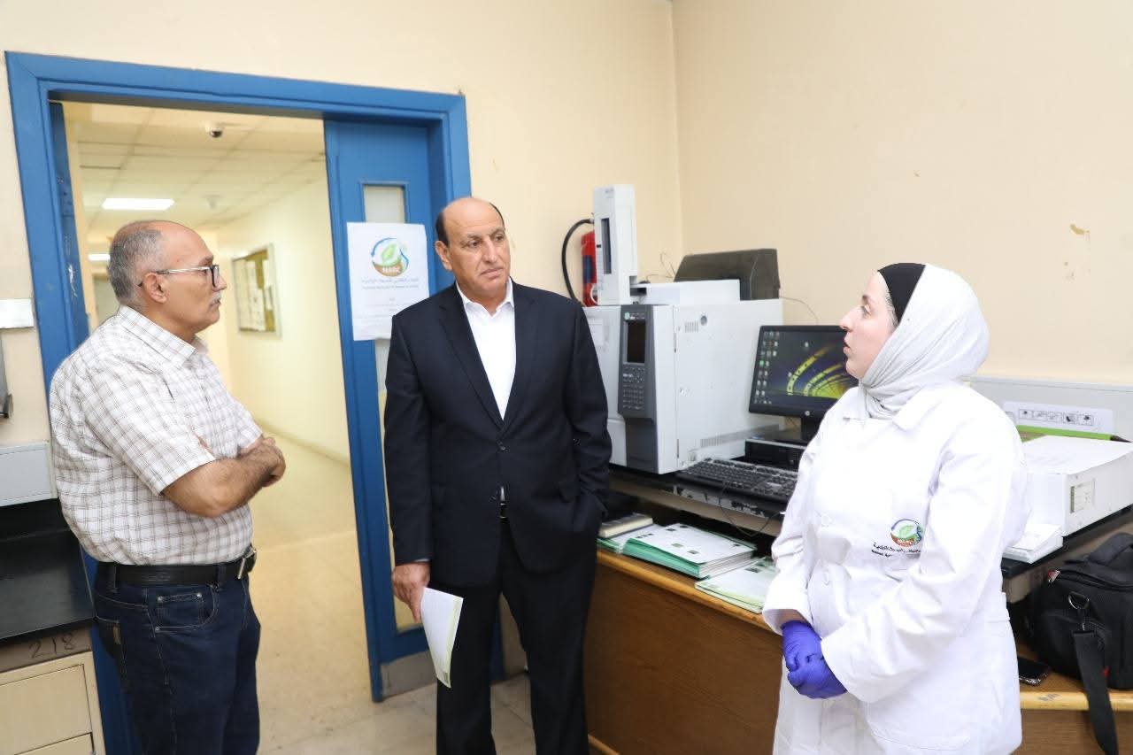  مدير عام &quot;البحوث الزراعية&quot; يزور مختبر فحص زيت الزيتون 