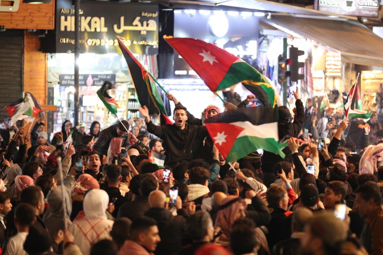 الجماهير الأردنية تخرج للشوارع احتفالا بتأهل "النشامى" إلى نهائي كأس العرب