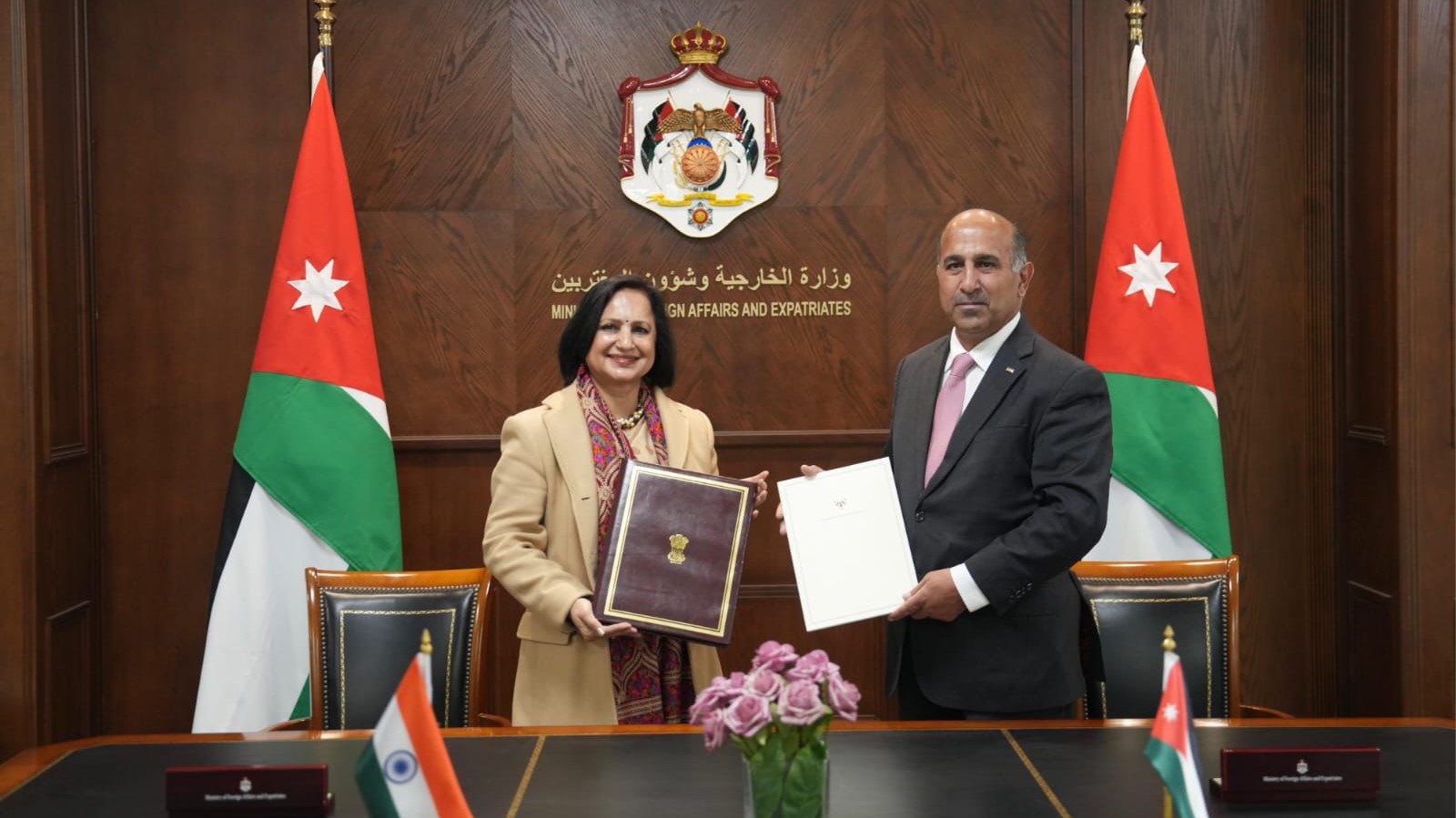  أمين عام وزارة الخارجية ومساعدة وزير الخارجية الهندي يوقعان مذكرة تفاهم