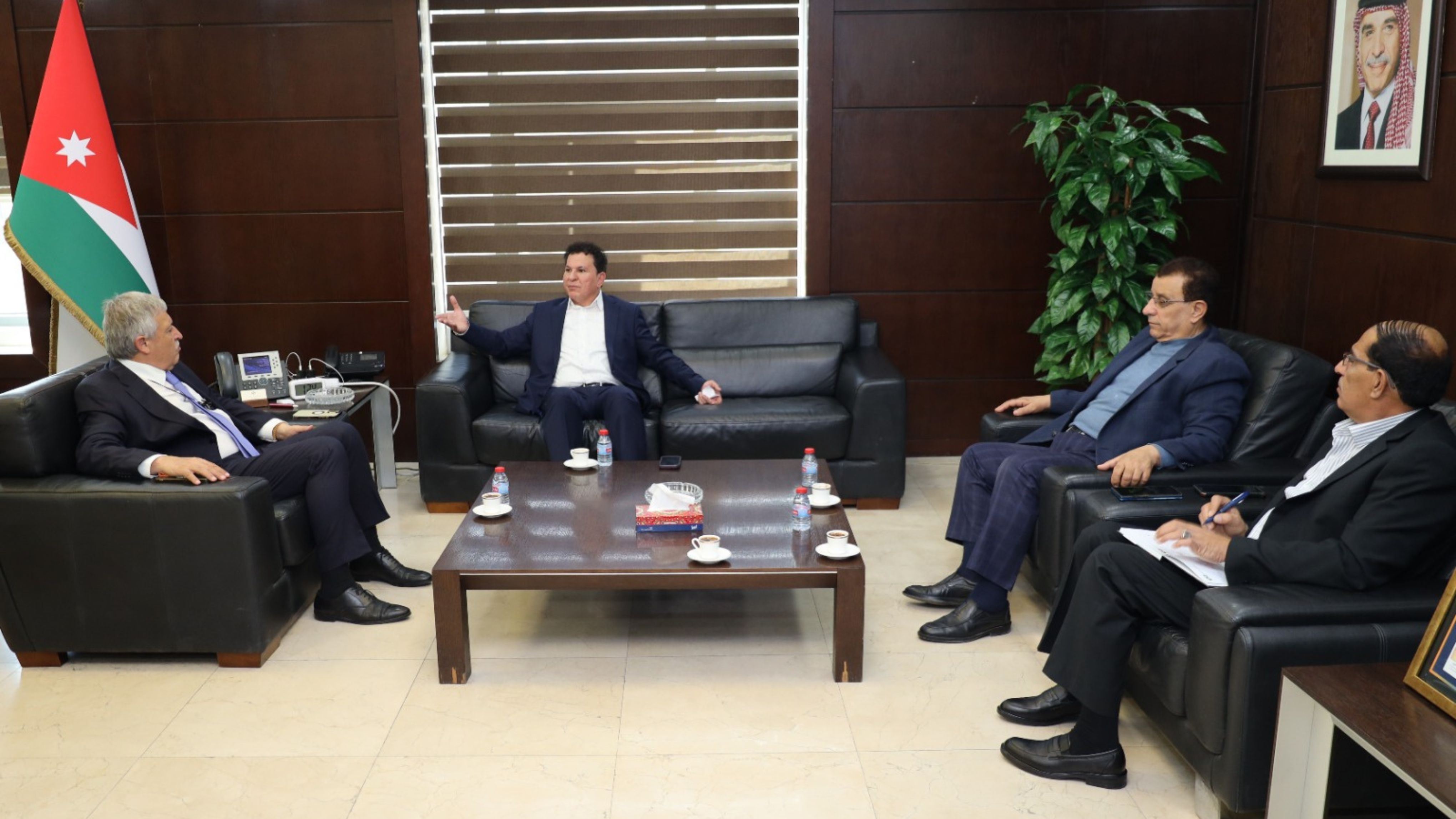  وزير النقل يبحث ونقابة أصحاب الشاحنات متطلبات القطاع