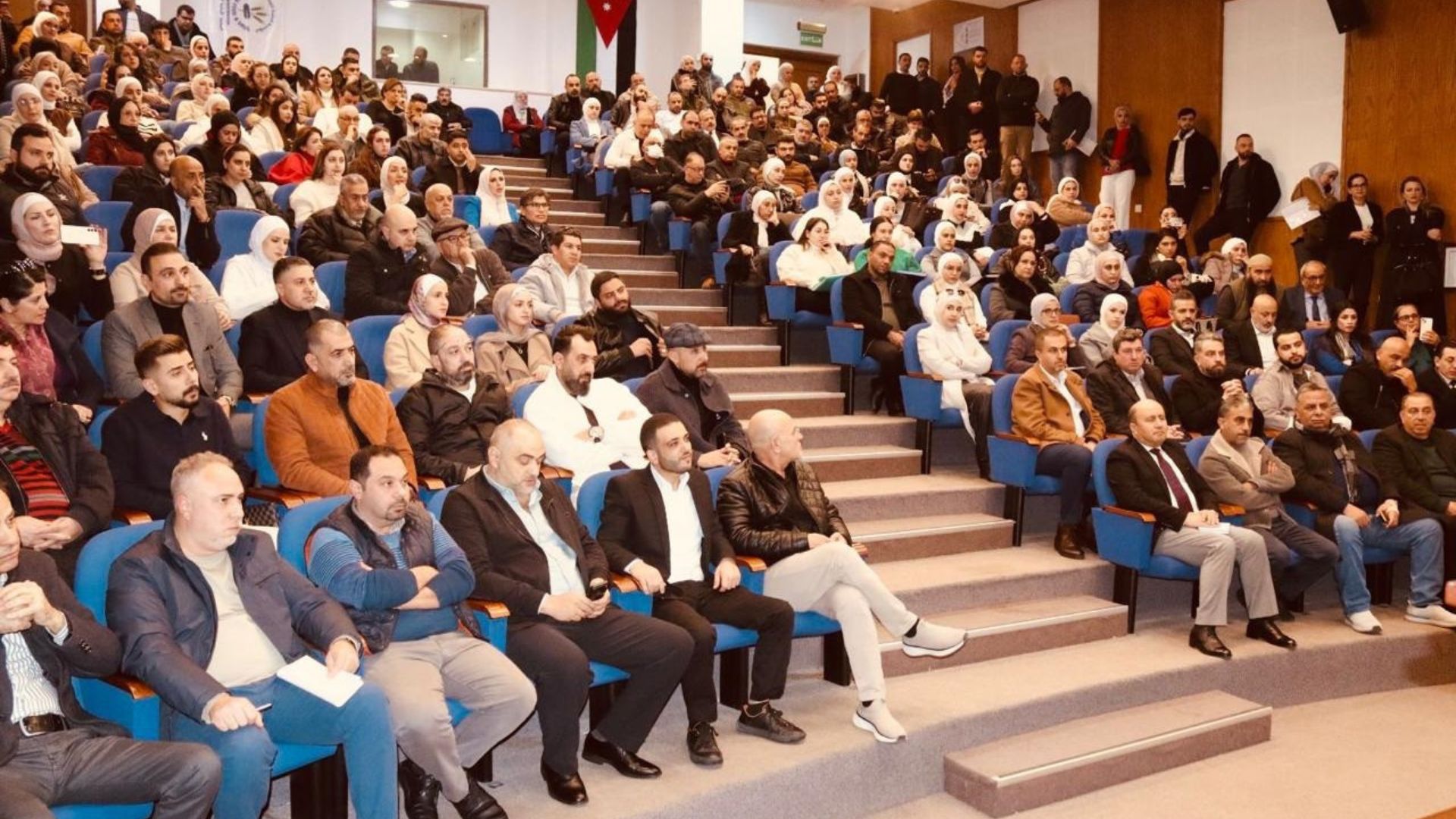  الغذاء والدواء تلتقي مع ممثلي قطاع مستحضرات التجميل والتجميل الصيدلاني