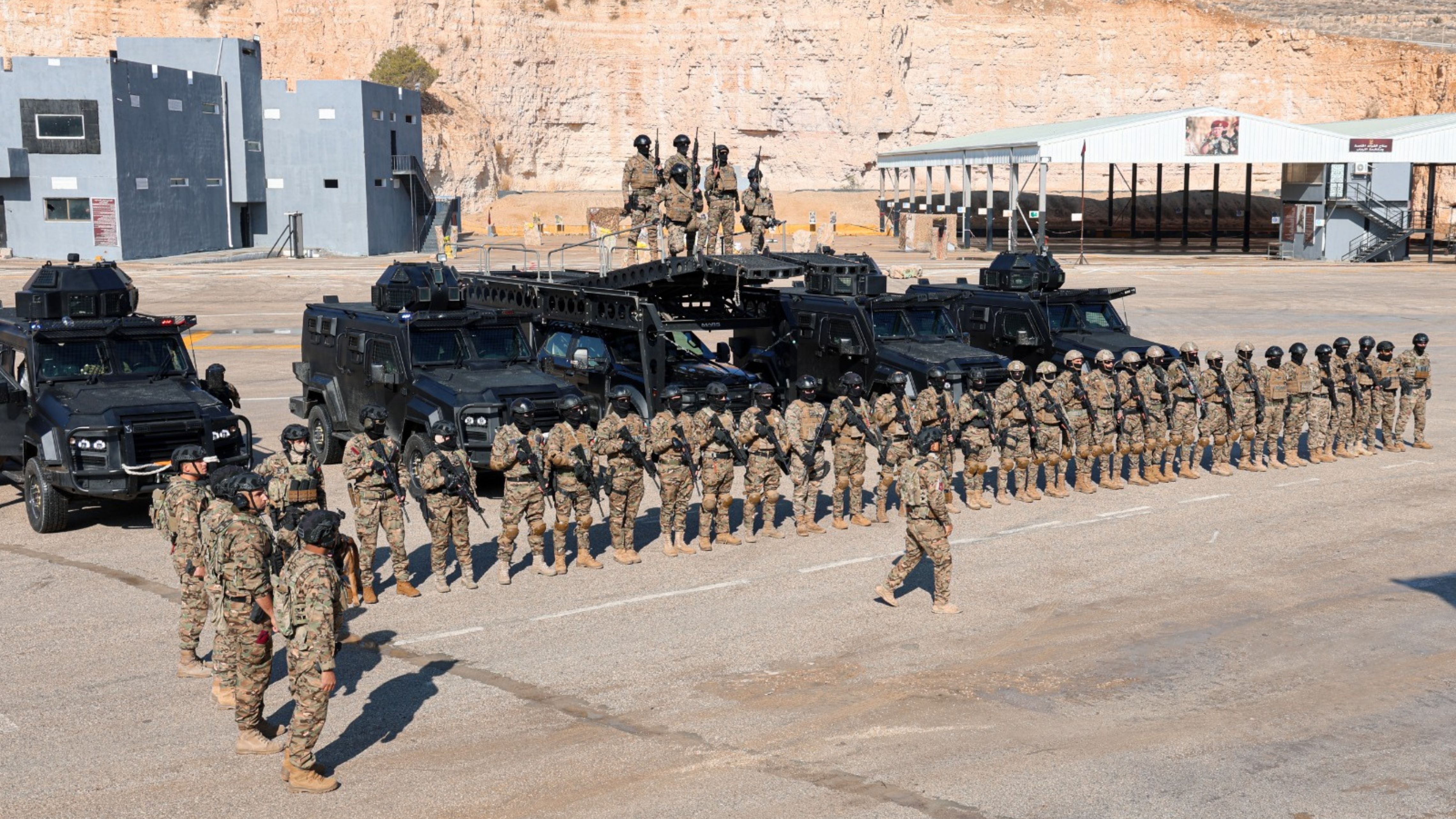  الحنيطي يرعى تخريج دورة مكافحة الإرهاب ويتابع تمريناً في القوات الخاصة